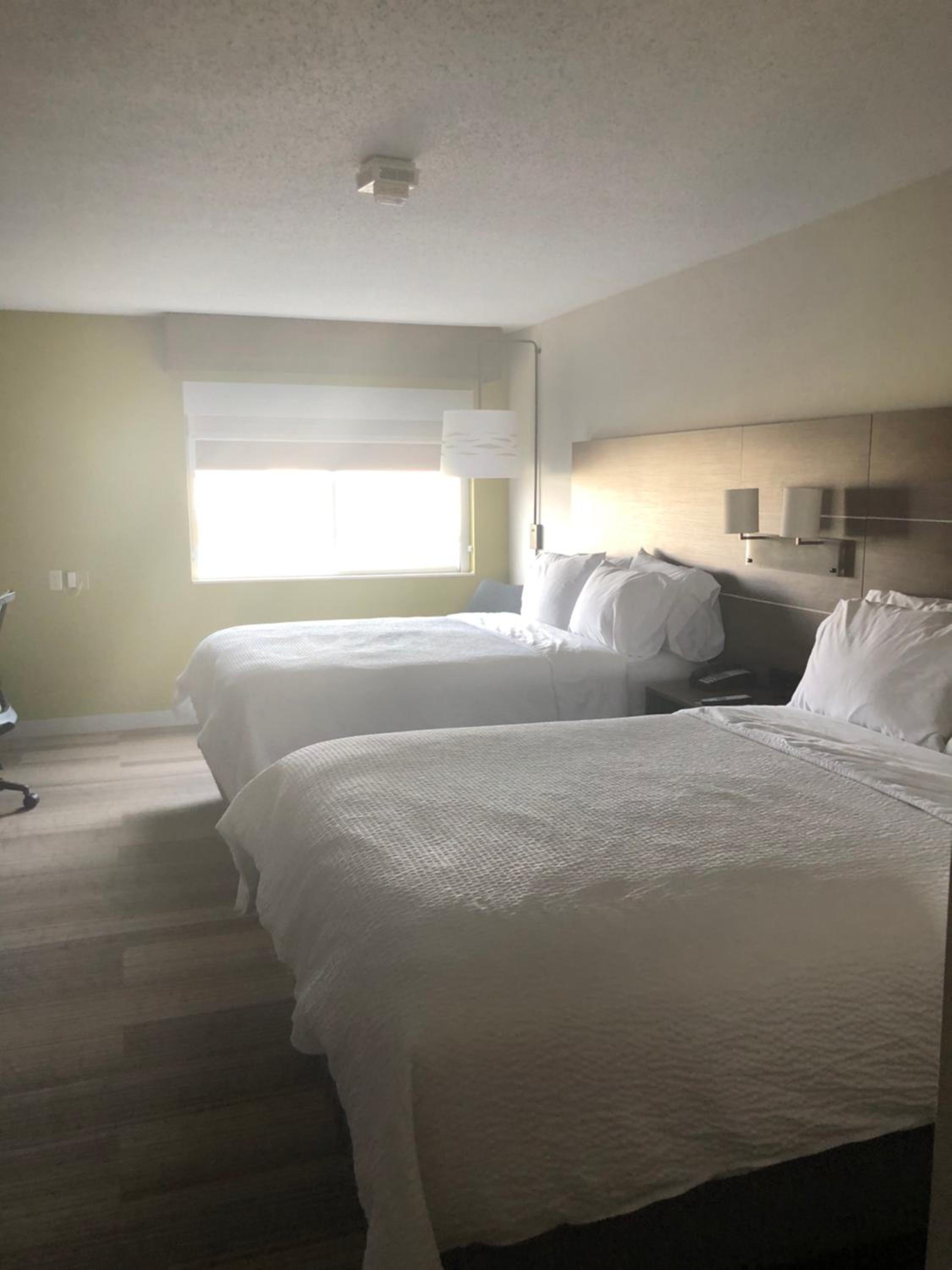 Standard Queen Room with Two Queen Beds - Photo 10