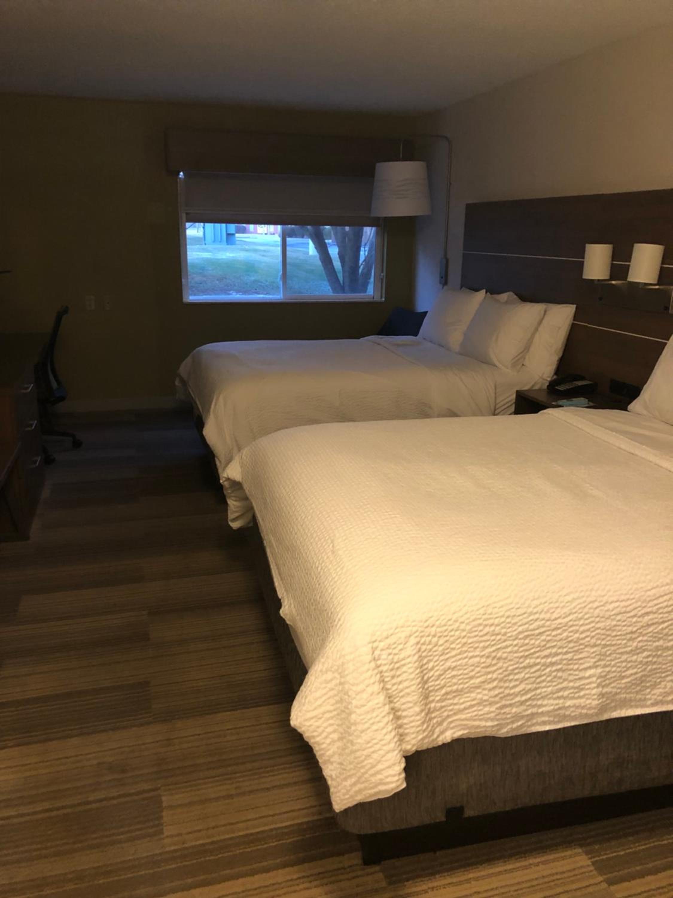 Standard Queen Room with Two Queen Beds - Photo 11