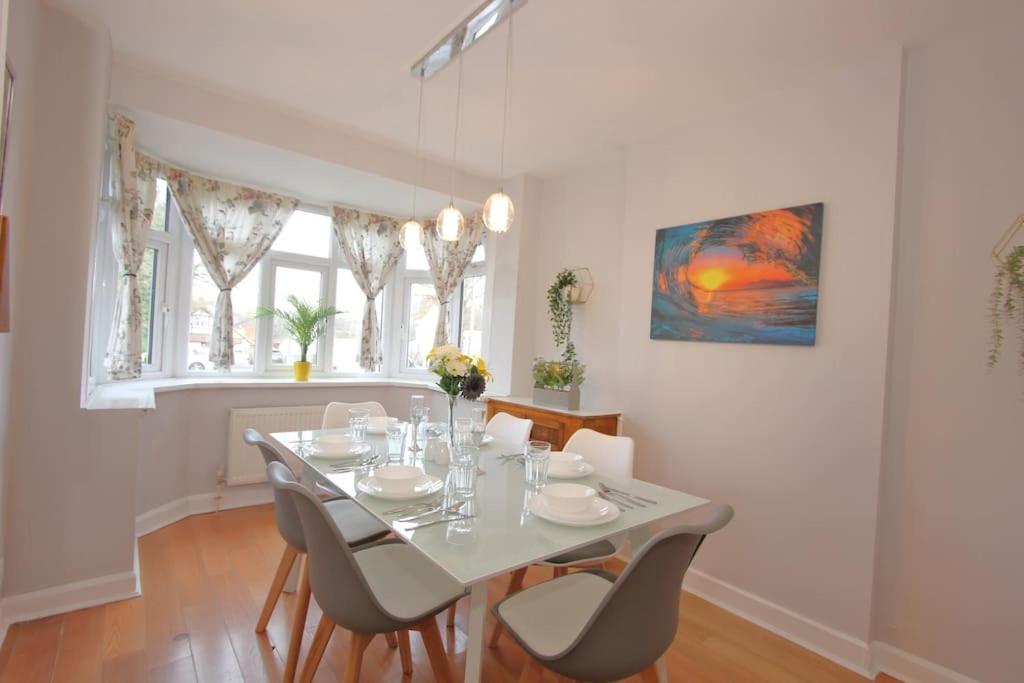 Three-Bedroom House photo 3