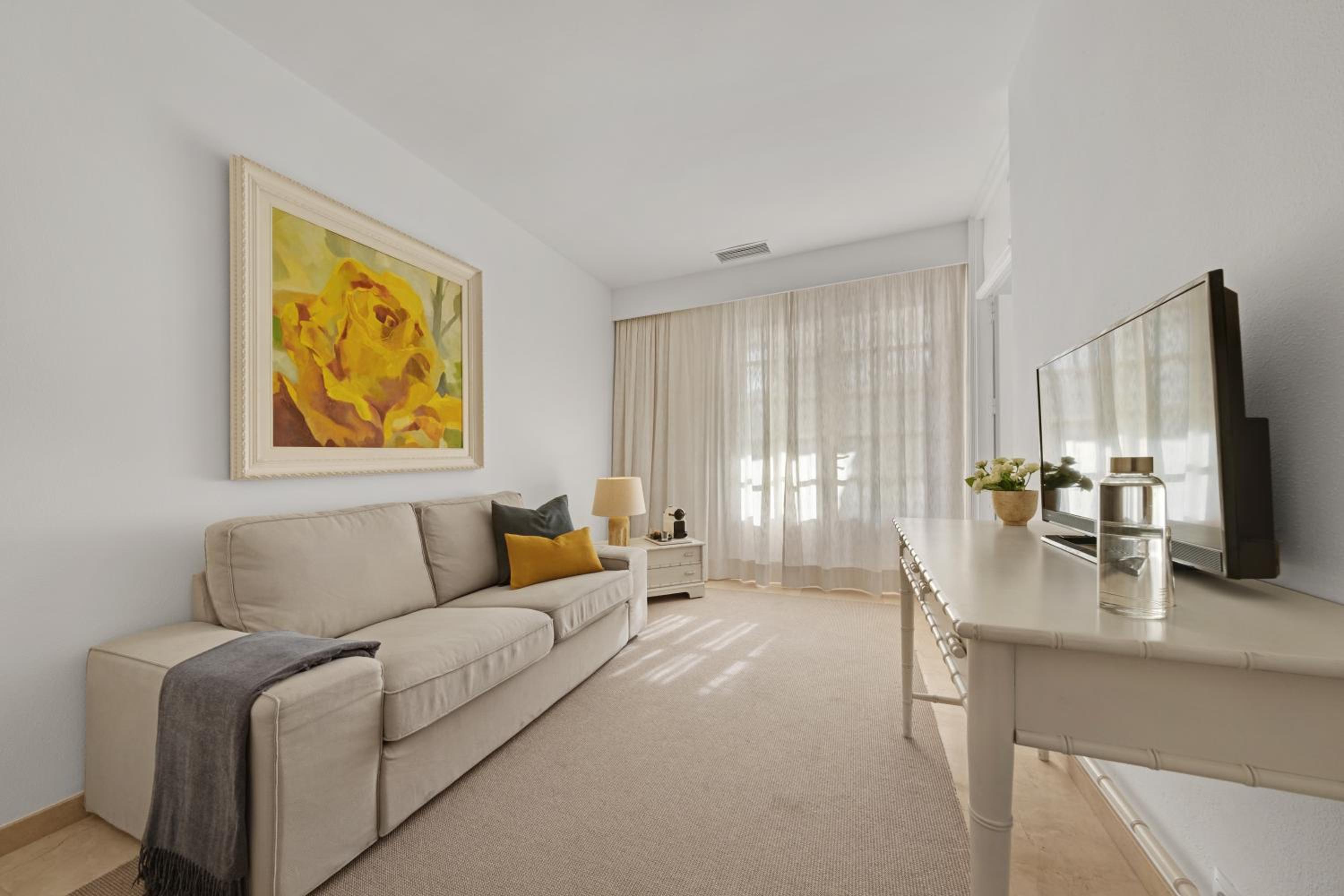 Suite with Pool & Mountain View photo 2