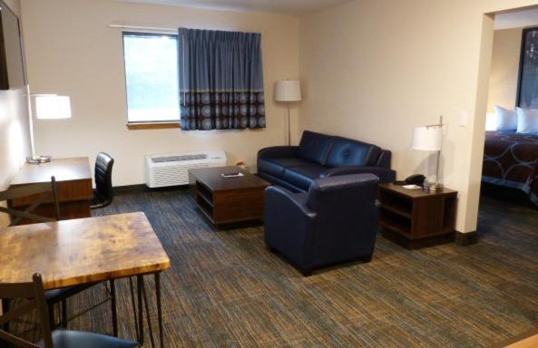 Deluxe King Suite - Non-Smoking