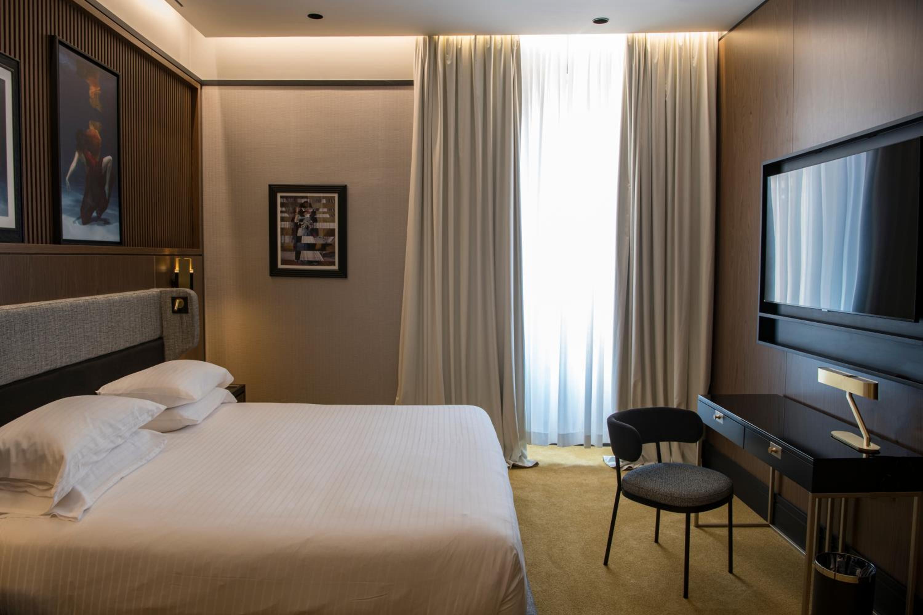 Deluxe Double Room thumbnail 6