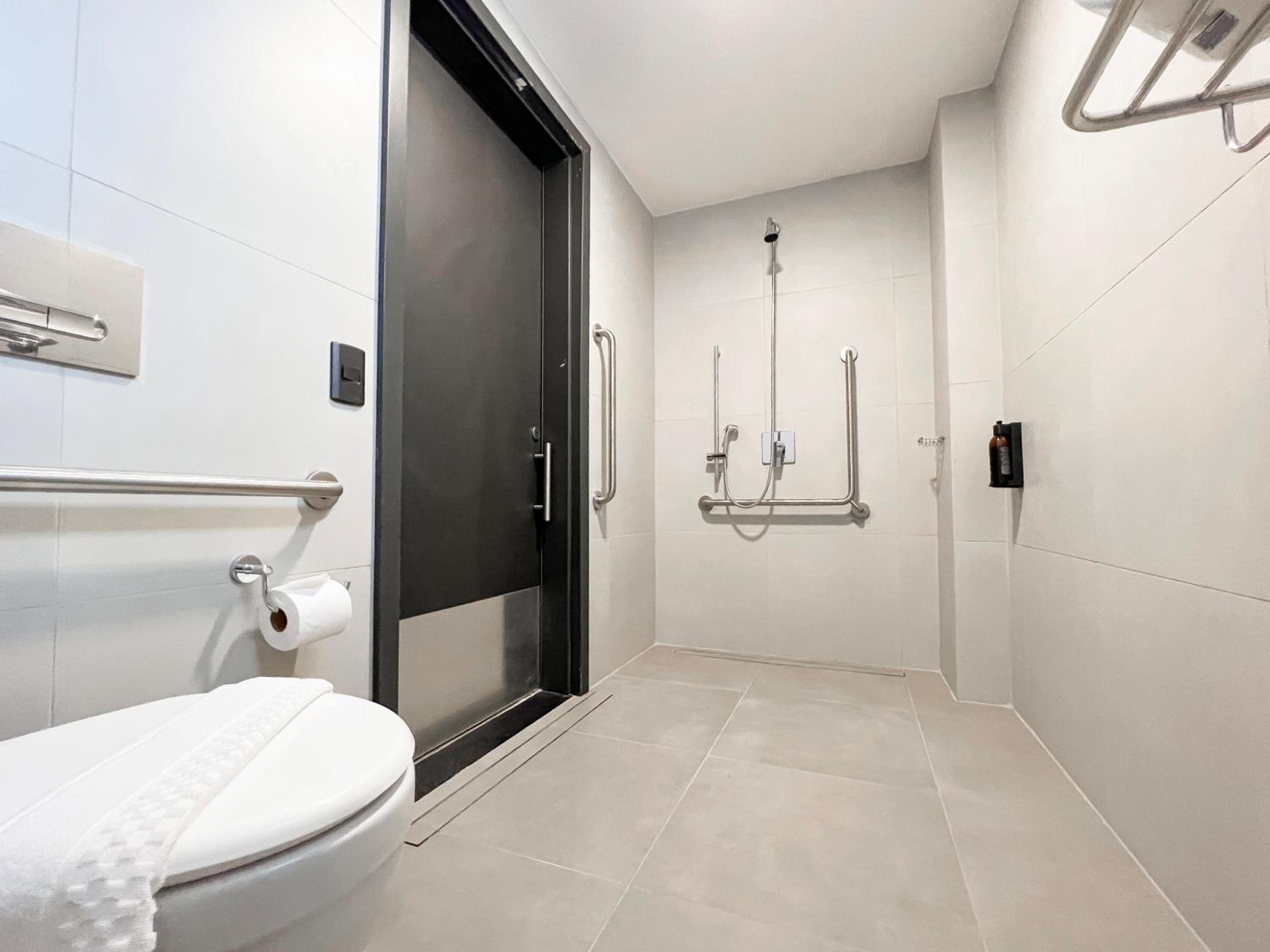 Accessible Double Room - Photo 3