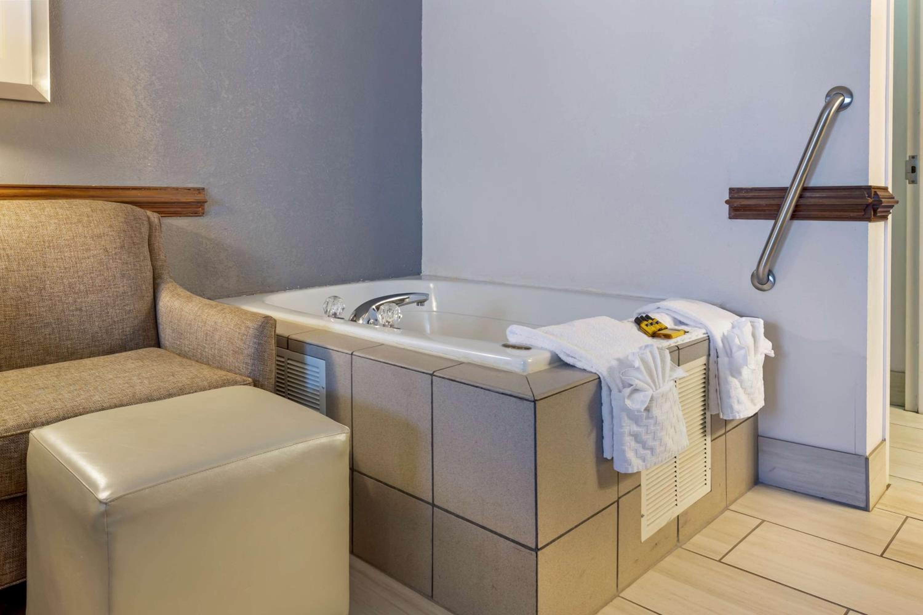King Suite with Whirlpool - Non-Smoking - Photo 2