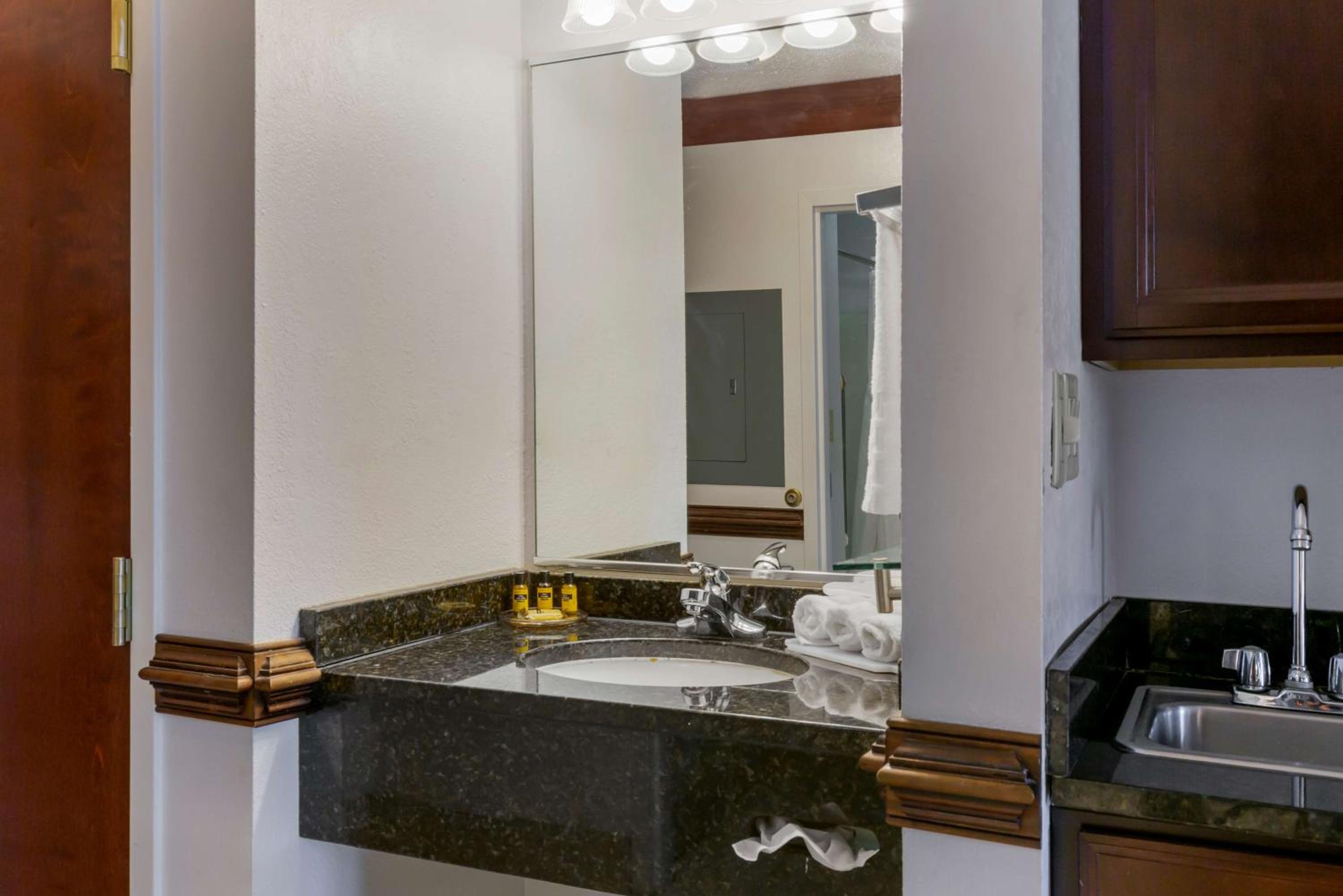 King Suite with Whirlpool - Non-Smoking - Photo 5