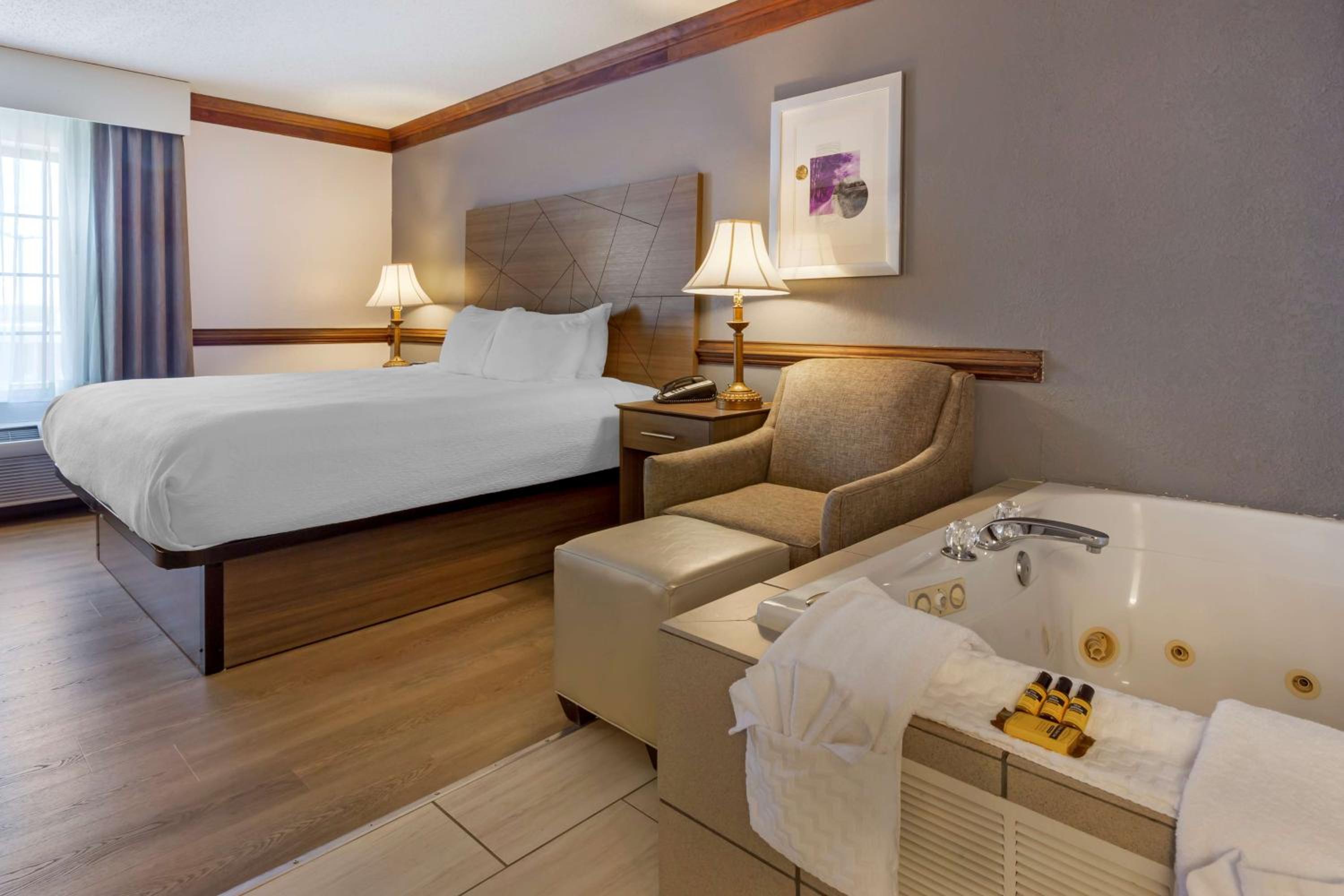 King Suite with Whirlpool - Non-Smoking - Photo 3
