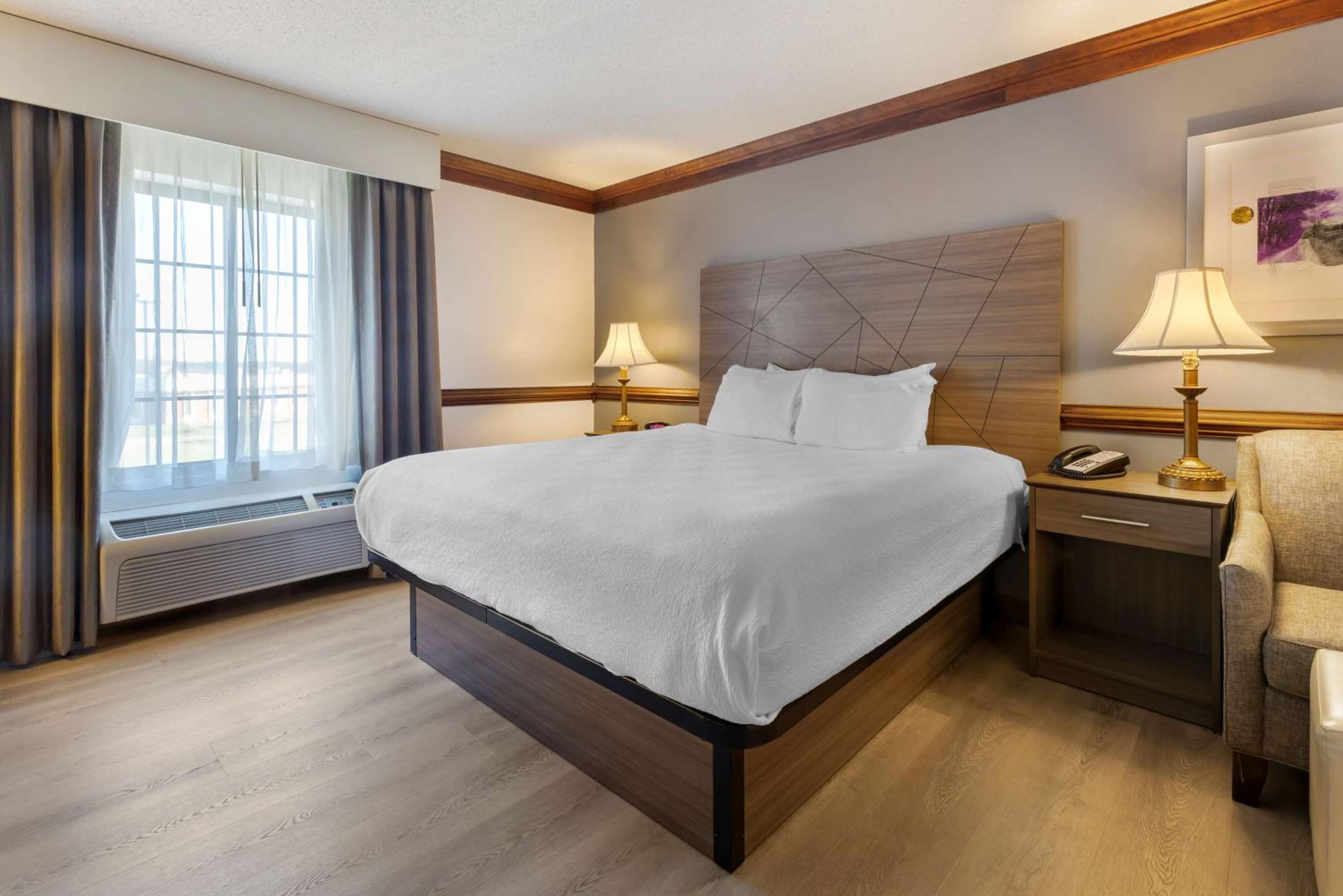 King Suite with Whirlpool - Non-Smoking - Photo 4