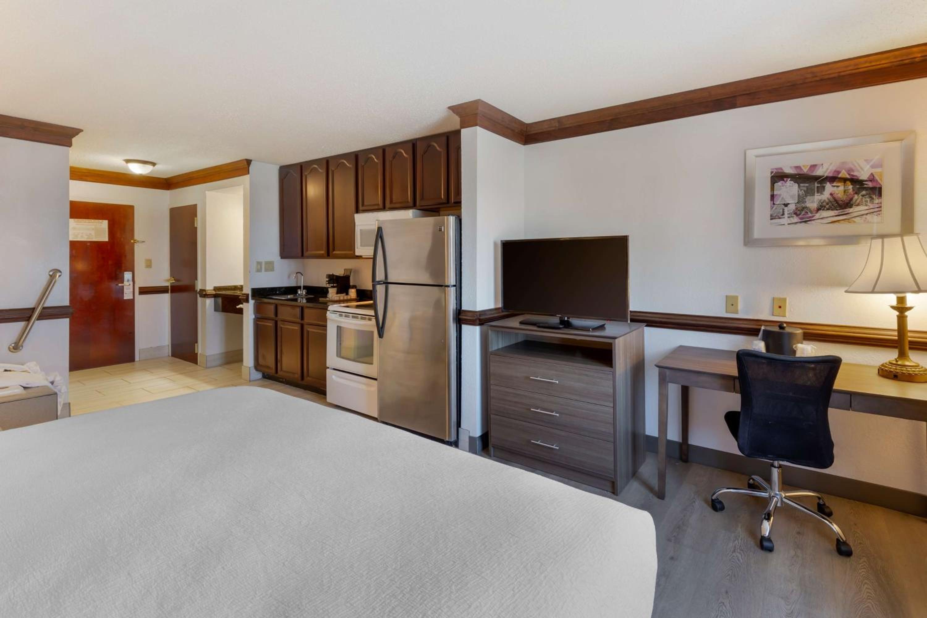 King Suite with Whirlpool - Non-Smoking - Photo 1
