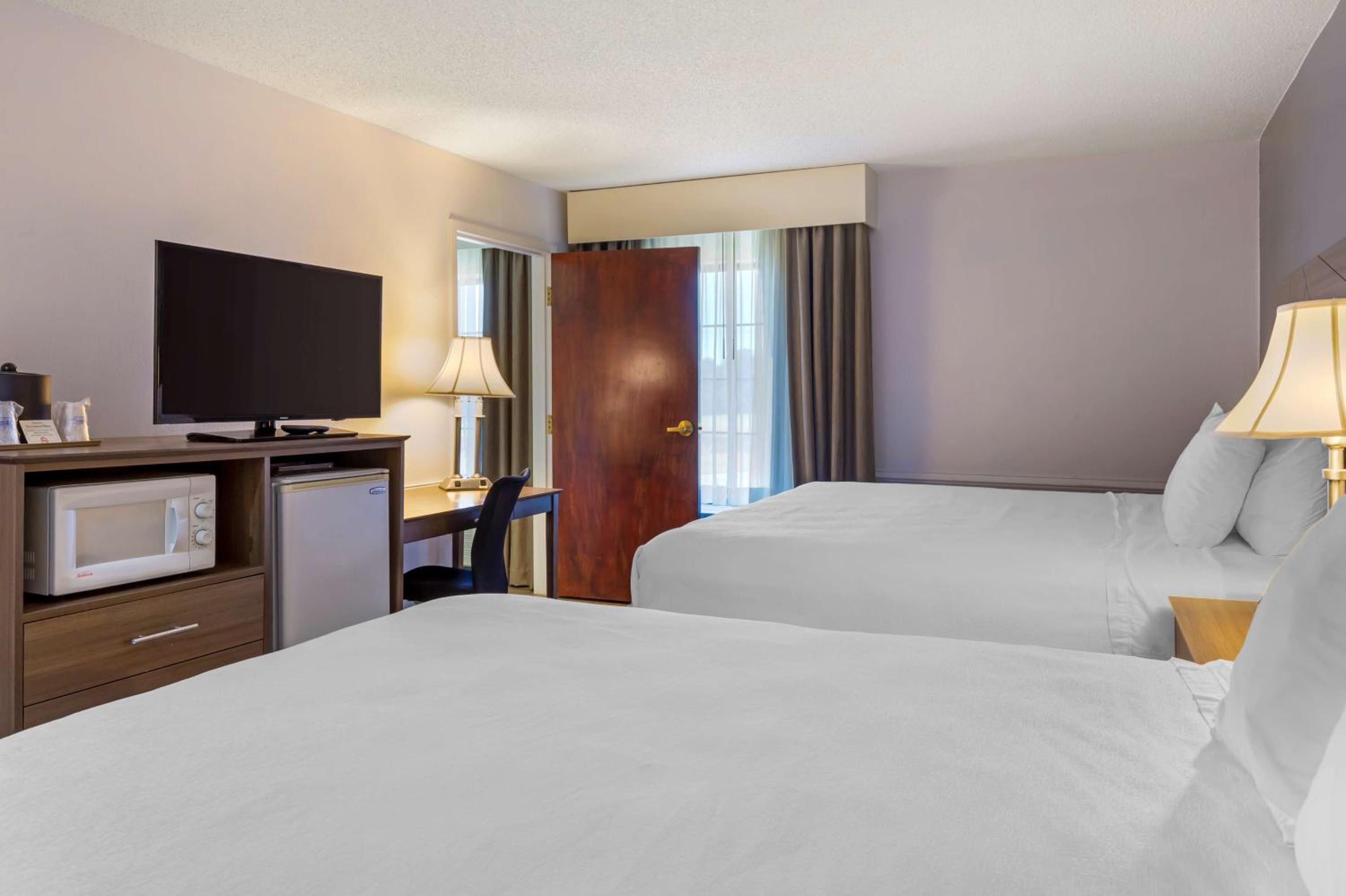King Suite with Three King Beds and Sofa Bed - Non-Smoking - Photo 3