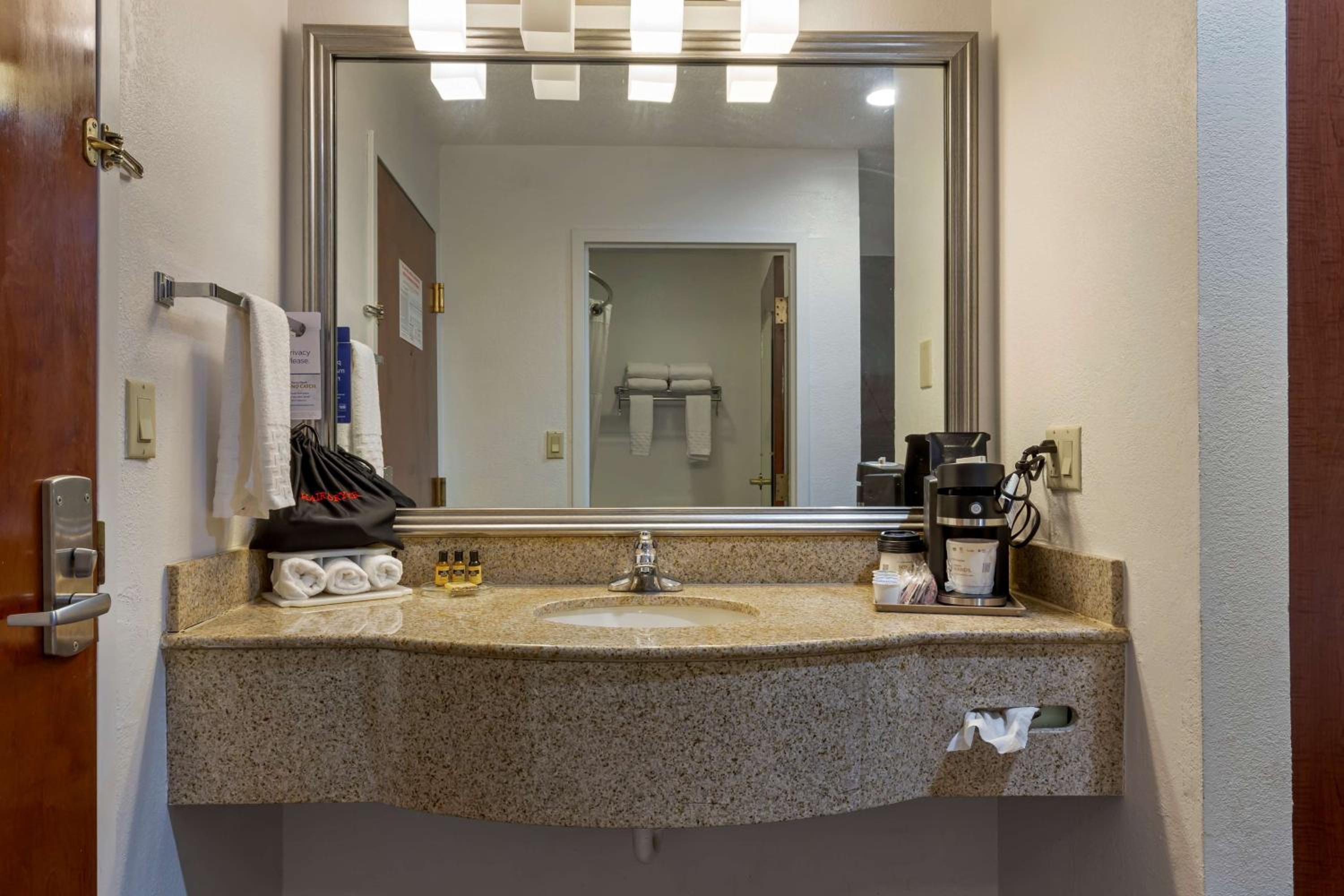 Queen Room - Non-Smoking - Photo 2