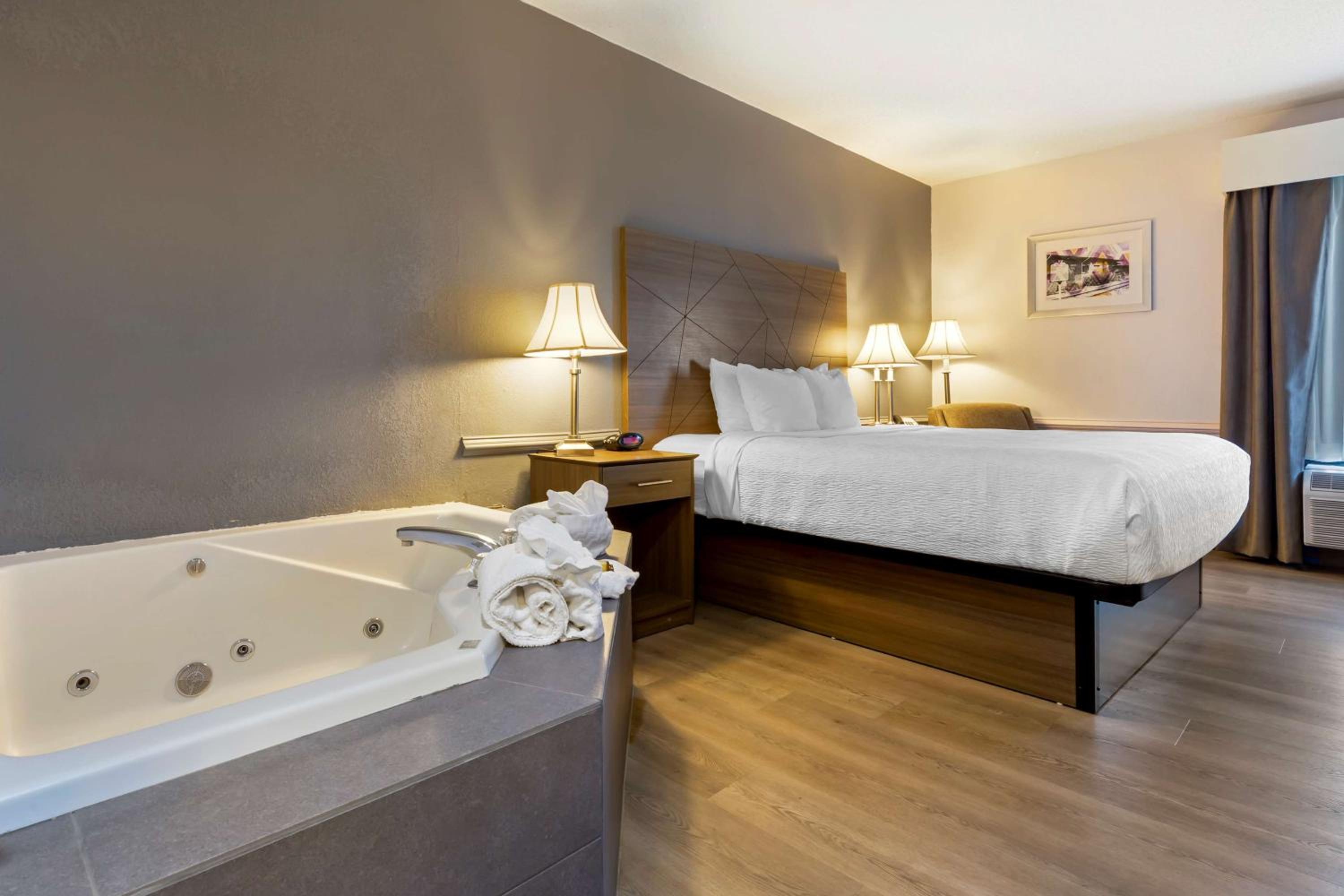 King Suite with Whirlpool - Non-Smoking