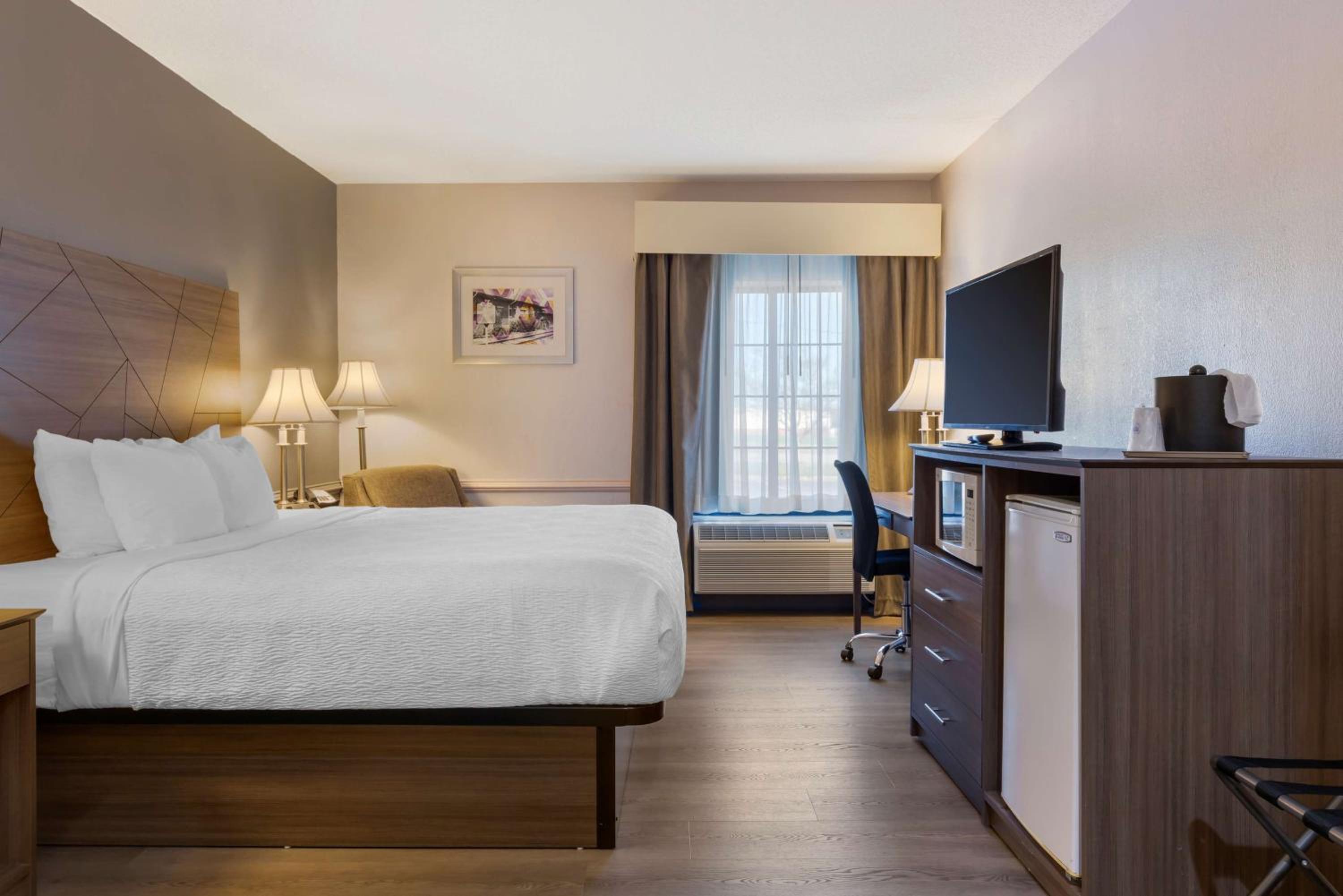 King Suite with Whirlpool - Non-Smoking photo 2