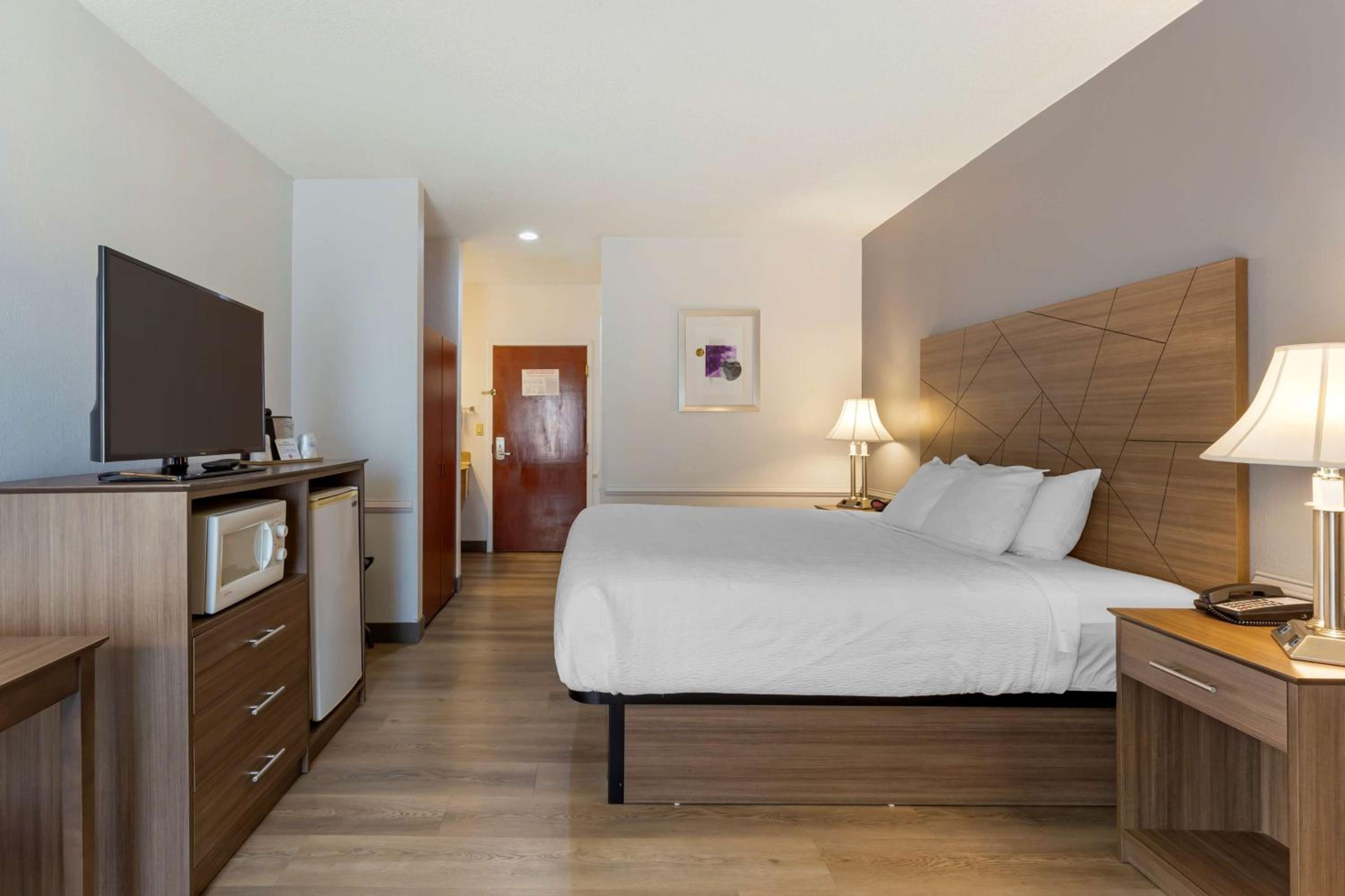 King Room - Non-Smoking - Photo 2