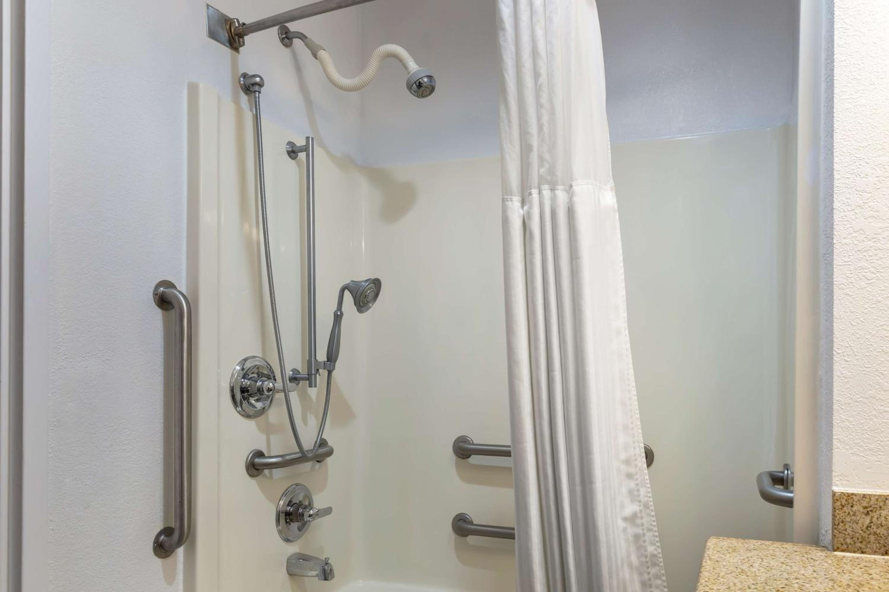 King Room - Mobility Accessible with Bathtub - Photo 2
