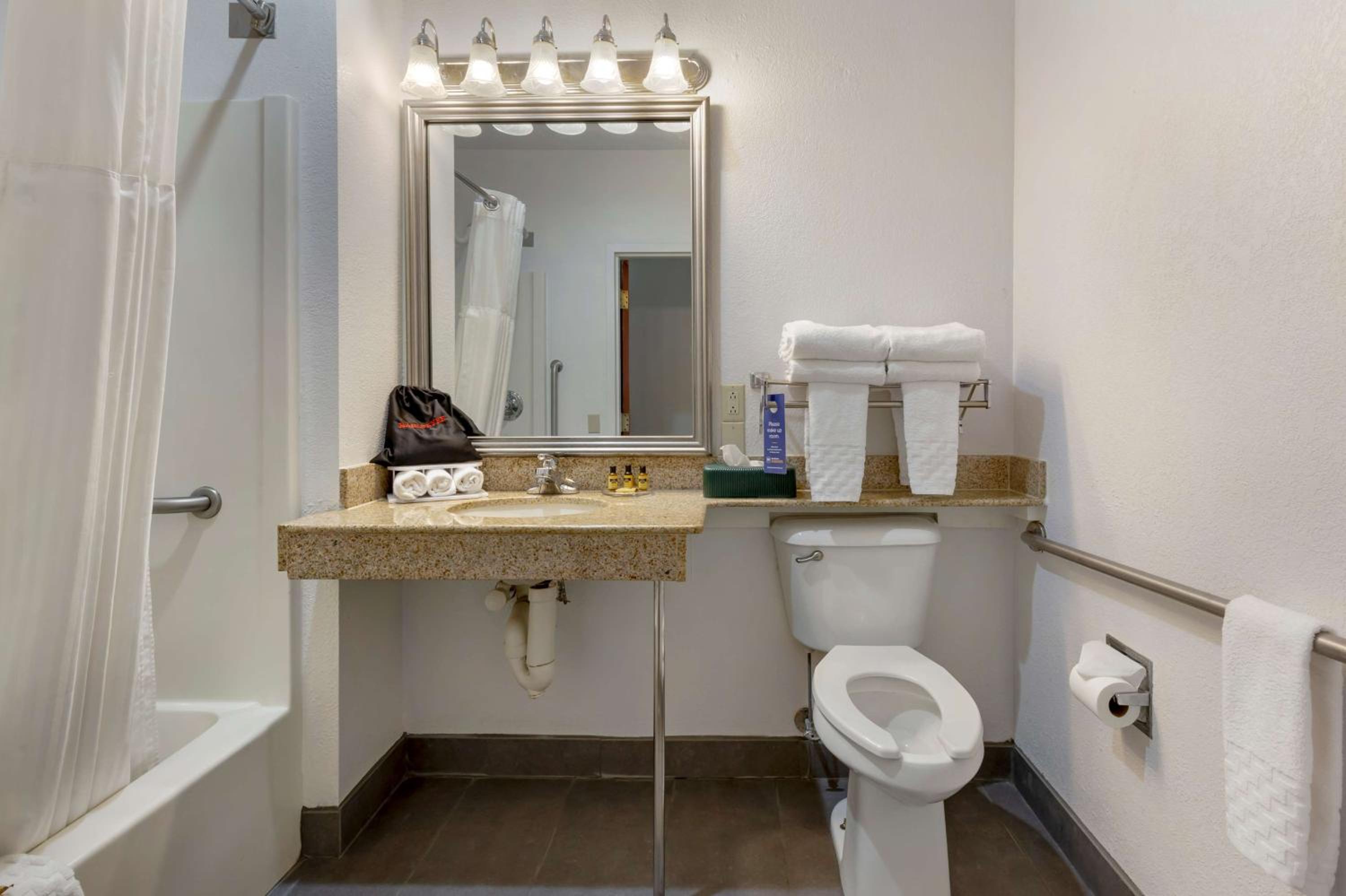 King Room - Mobility Accessible with Bathtub - Photo 4