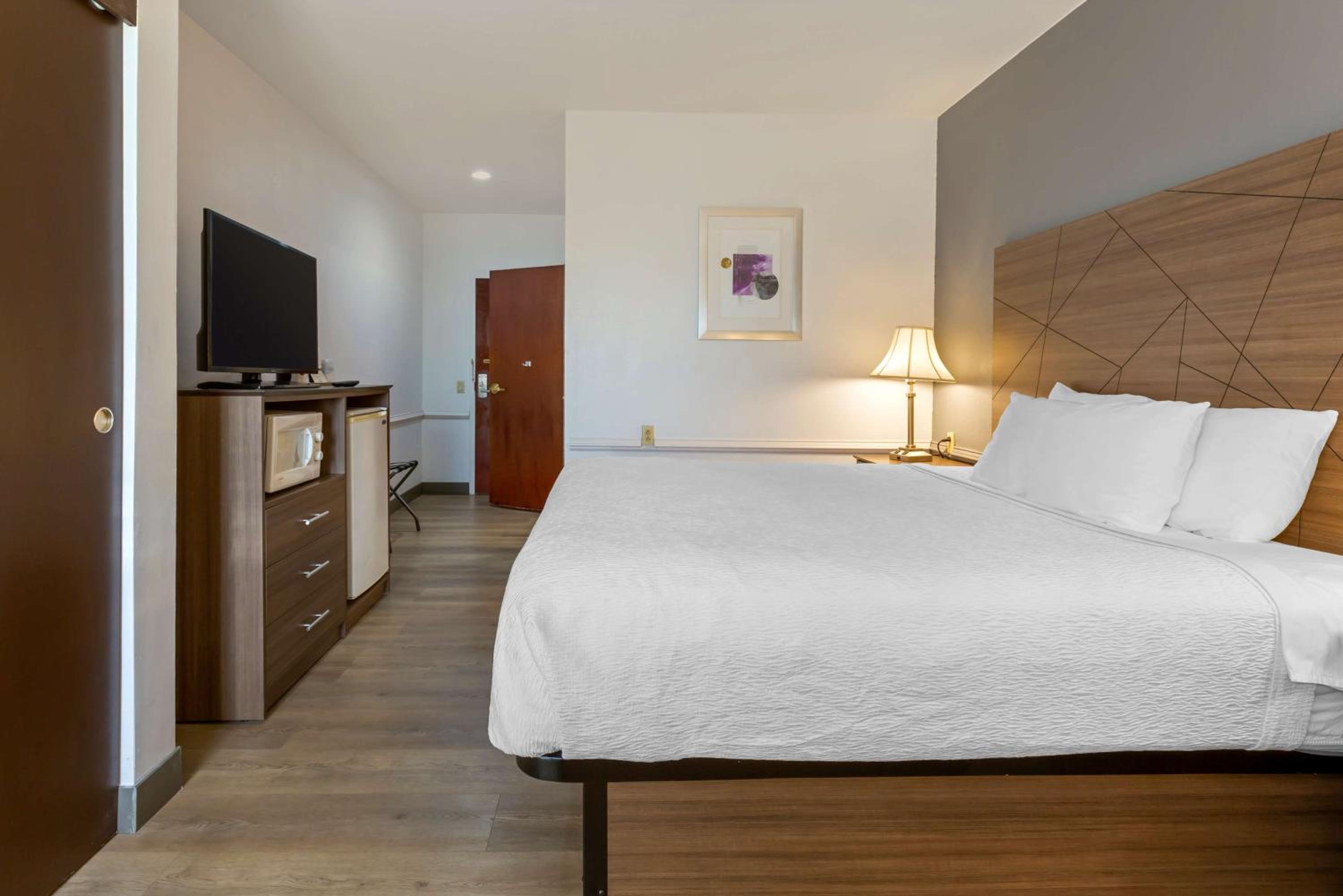 King Room with Roll-in Shower - Disability Access/Non-Smoking - Photo 1