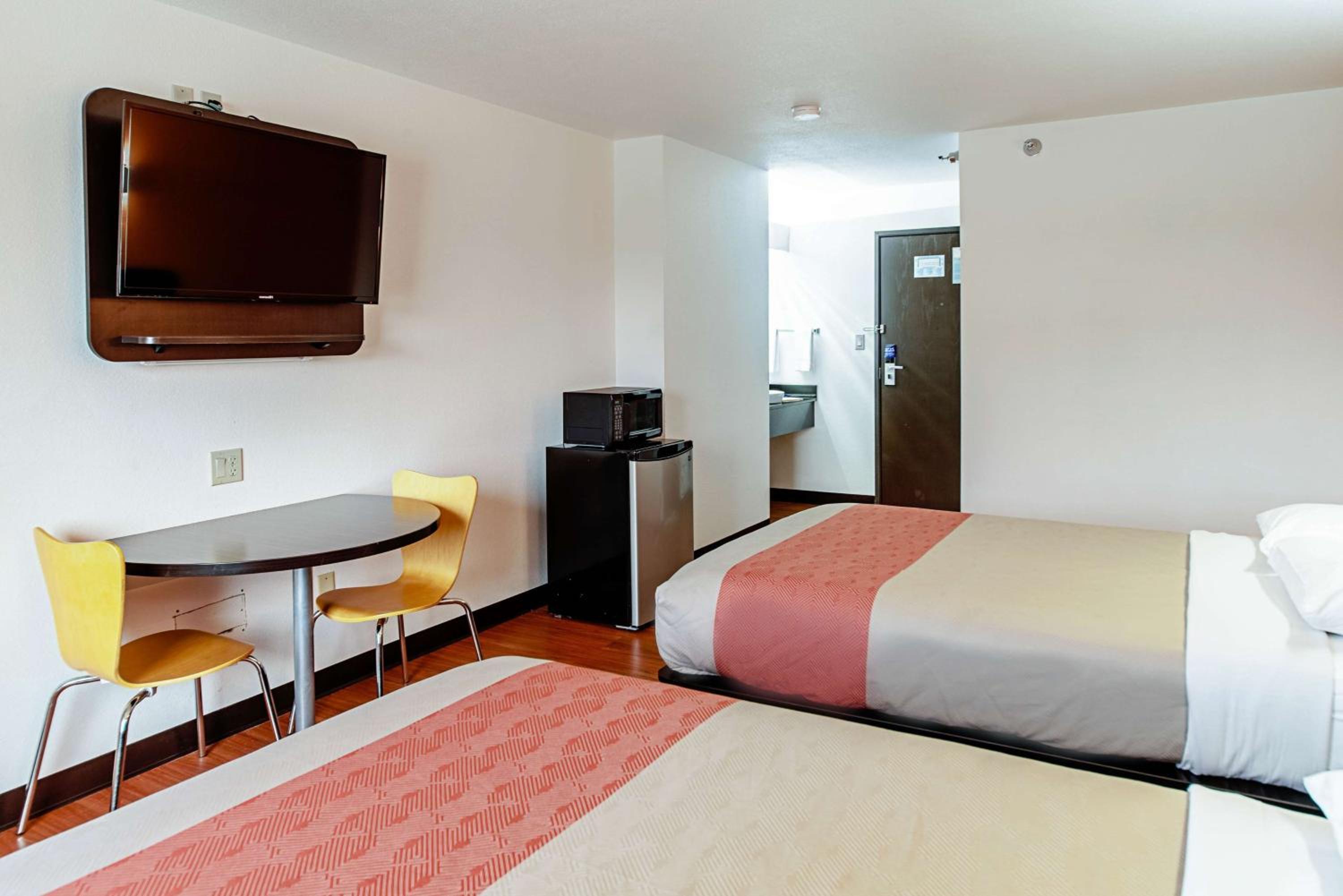 Quadruple Room - Non-Smoking - Photo 1