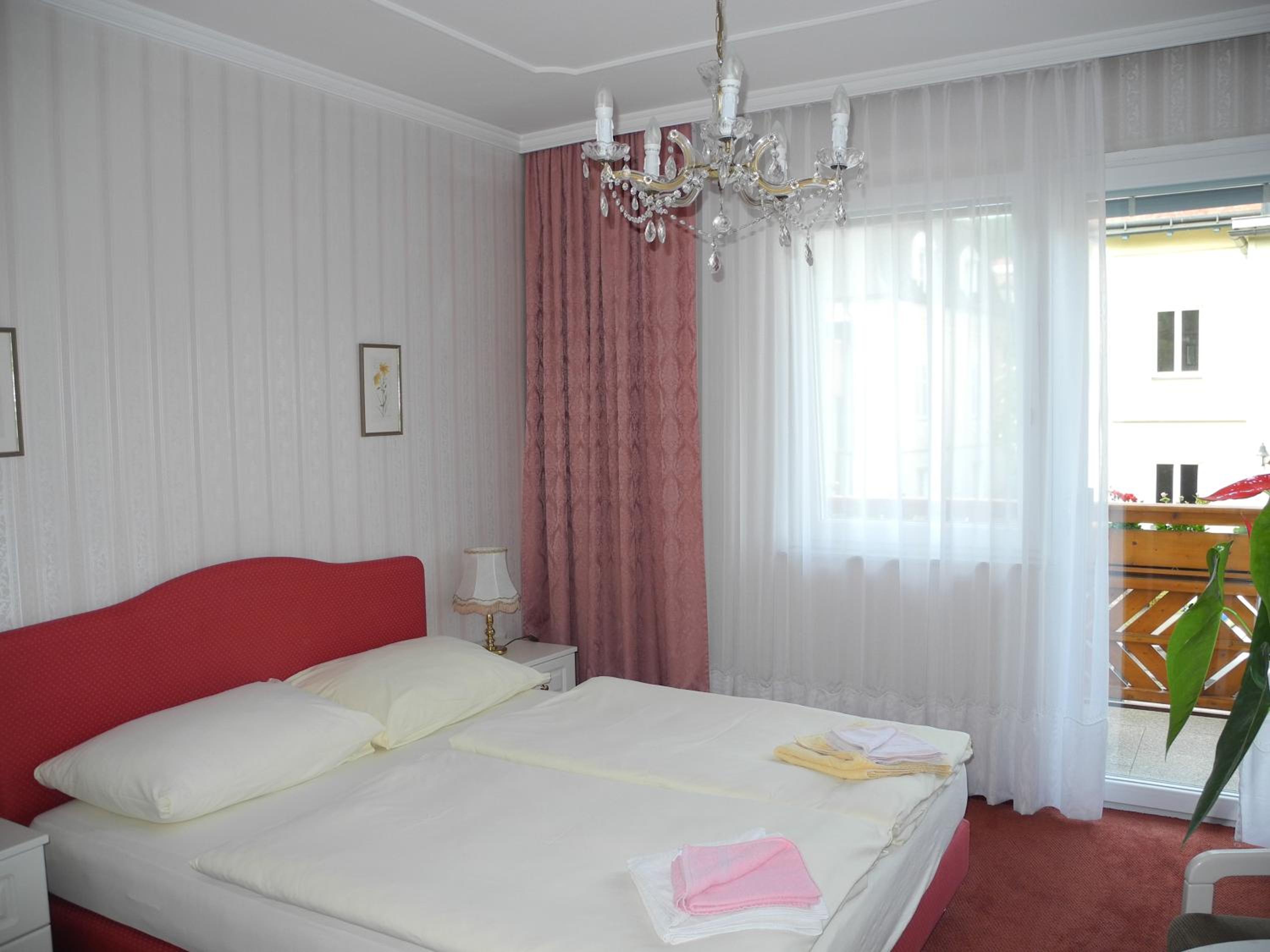 Double Room with Balcony - Photo 4