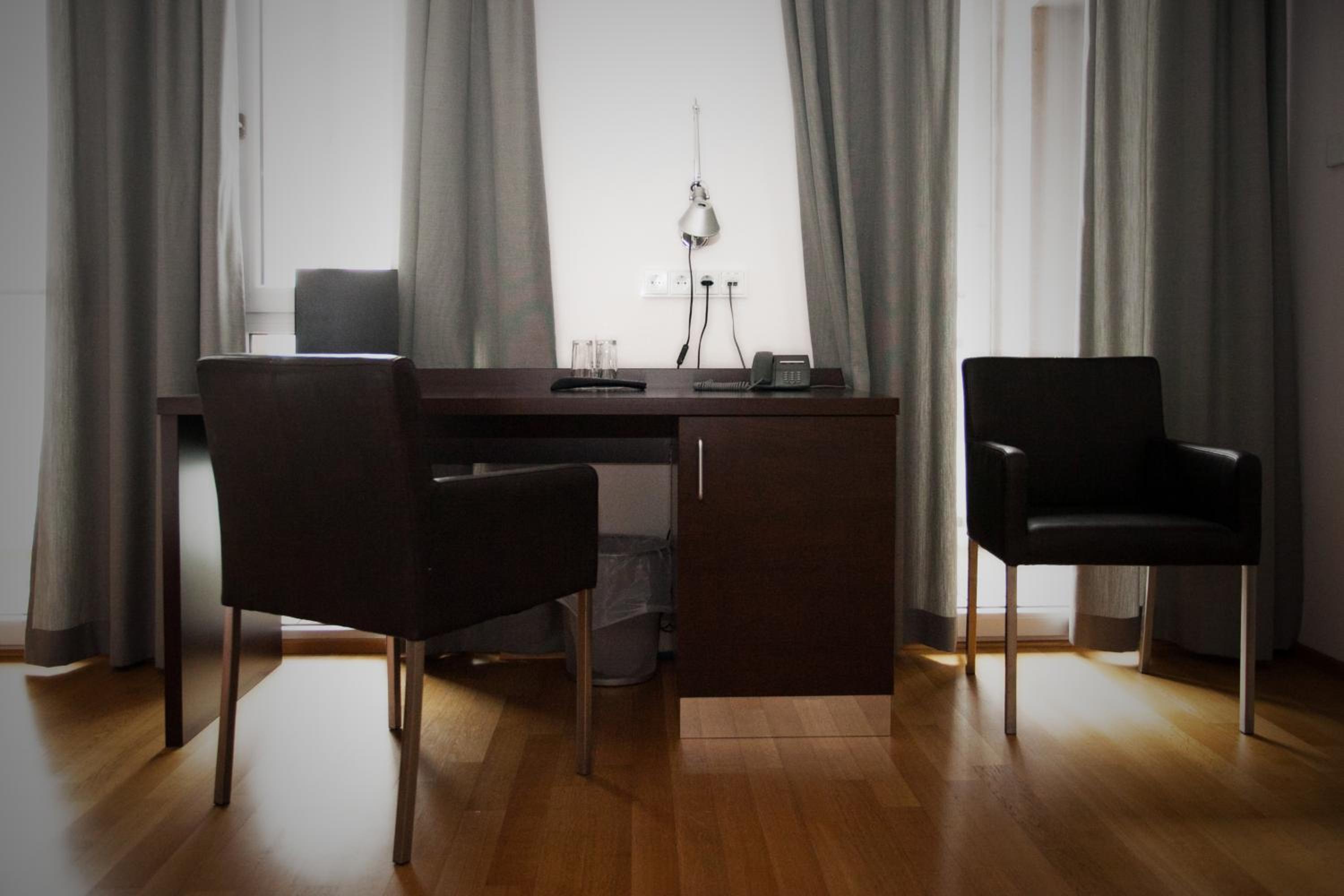 Large Double Room - Photo 1
