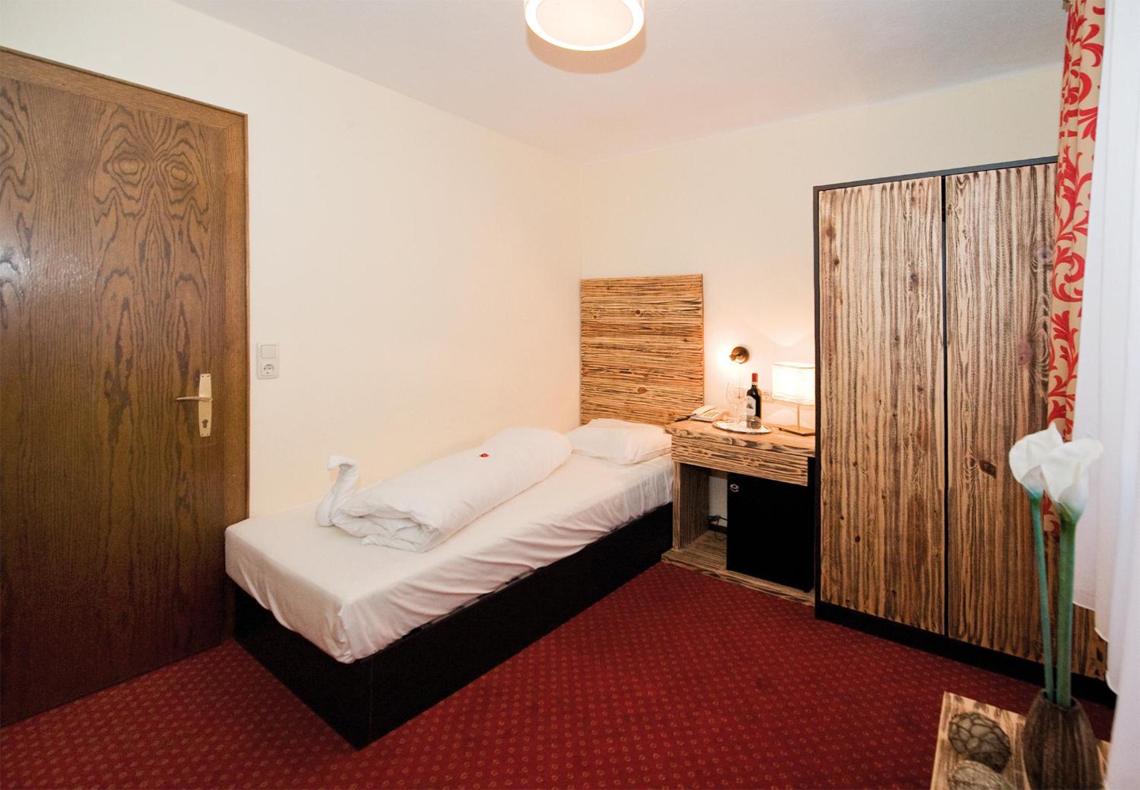 Budget Twin Room - Photo 3