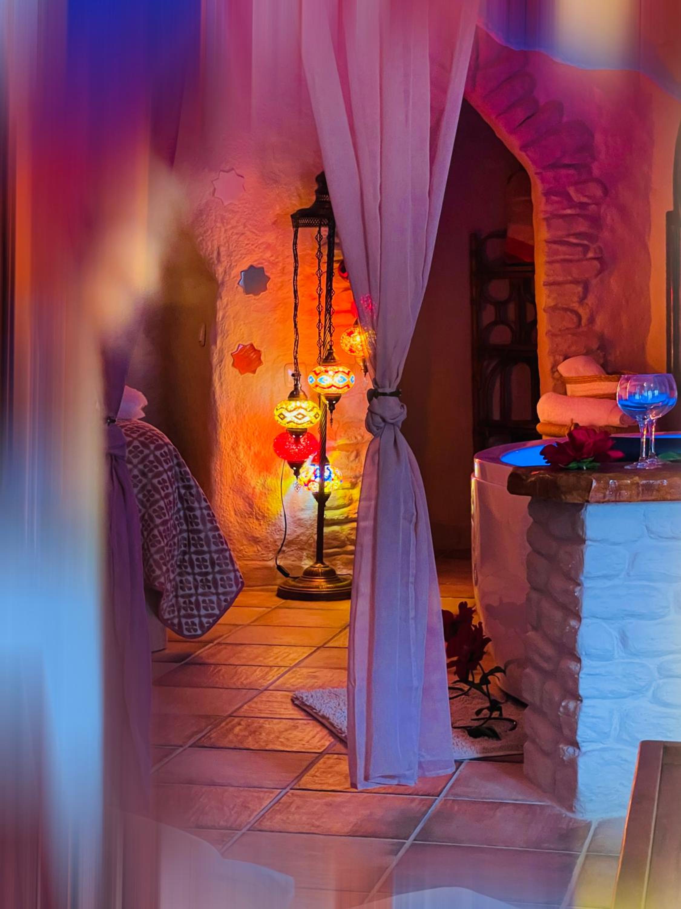 Queen Suite with Spa Bath photo 3