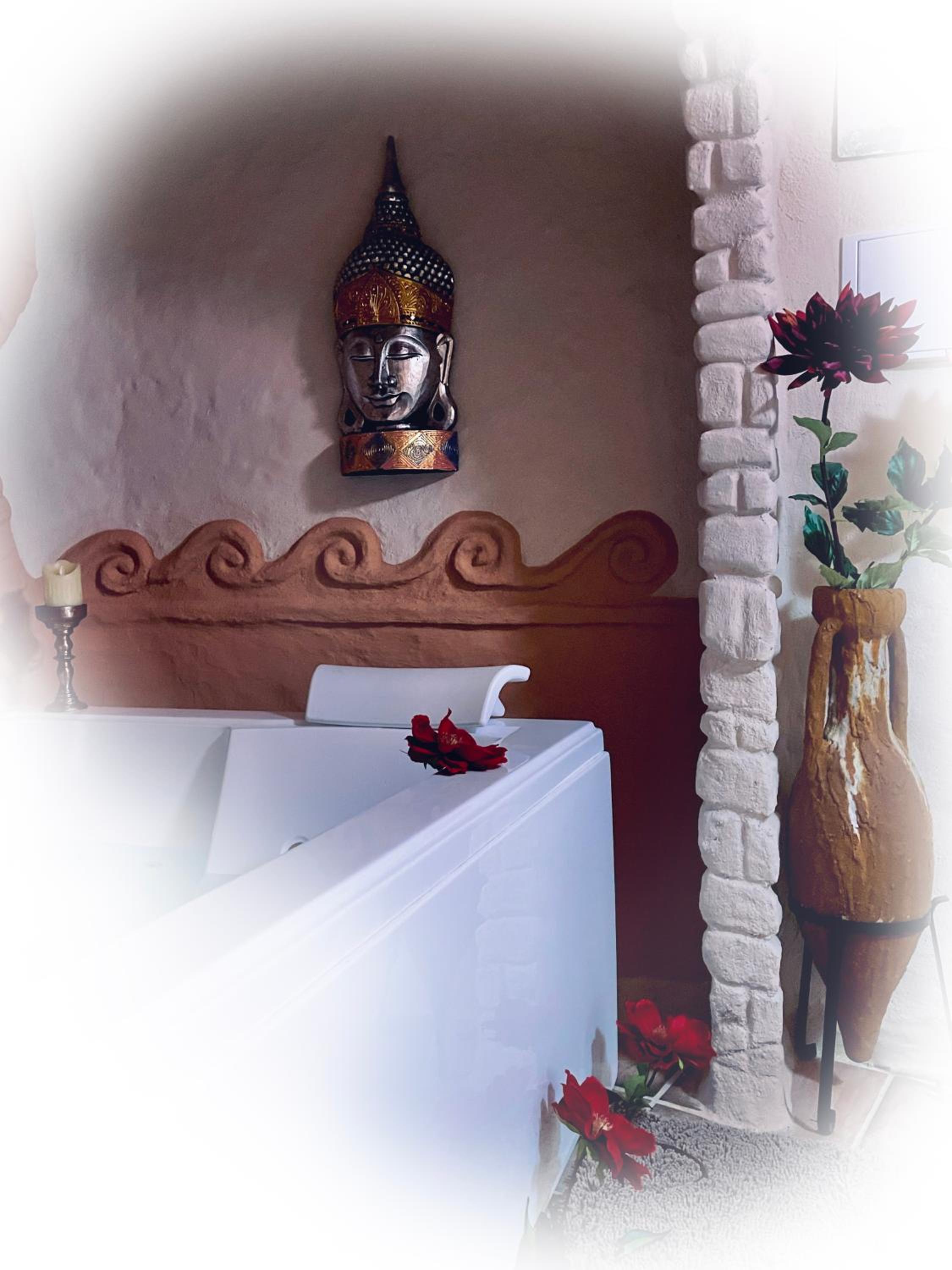 Queen Suite with Spa Bath photo 2