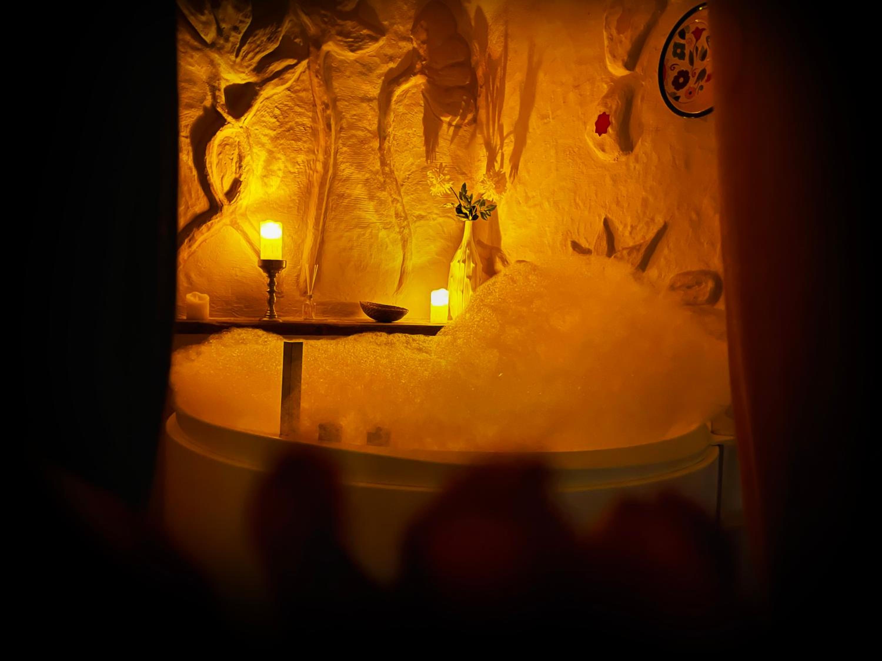 Queen Suite with Spa Bath photo 3