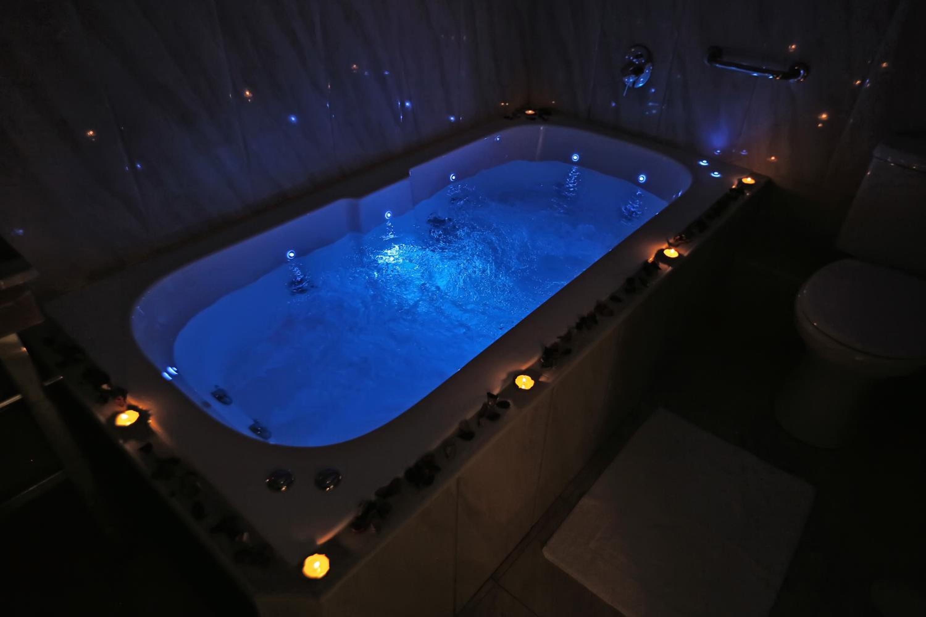 Suite with Spa Bath photo 3