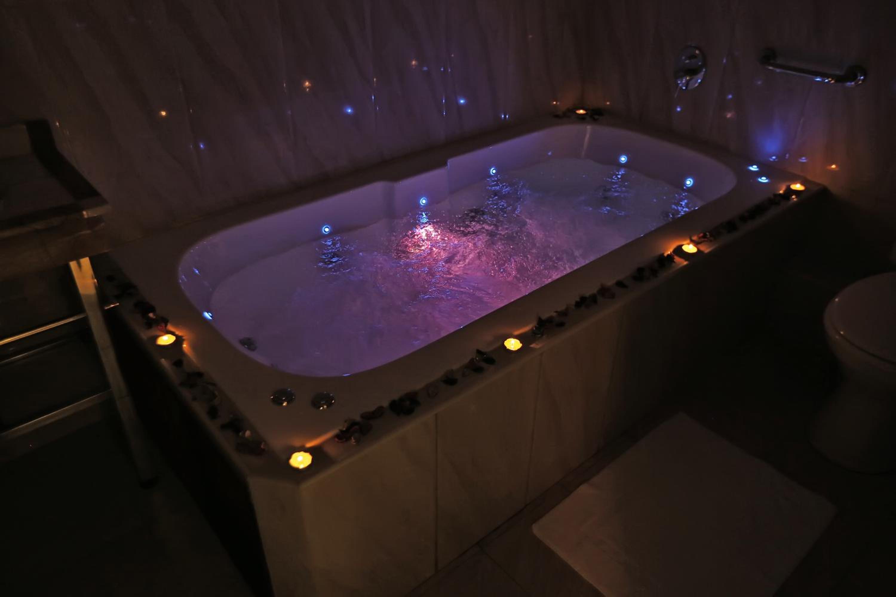 Suite with Spa Bath photo 2
