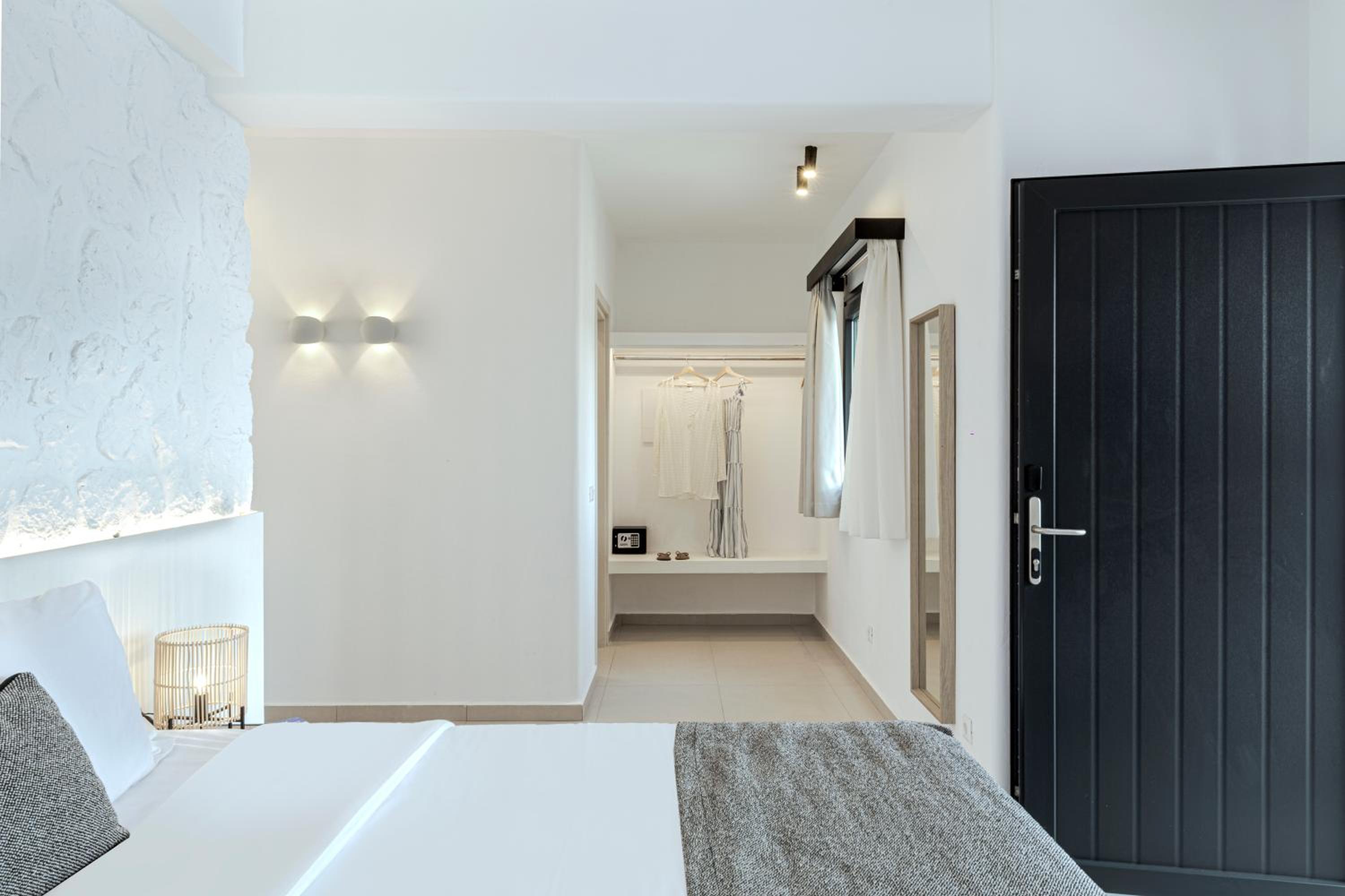 Standard King Room - Photo 6