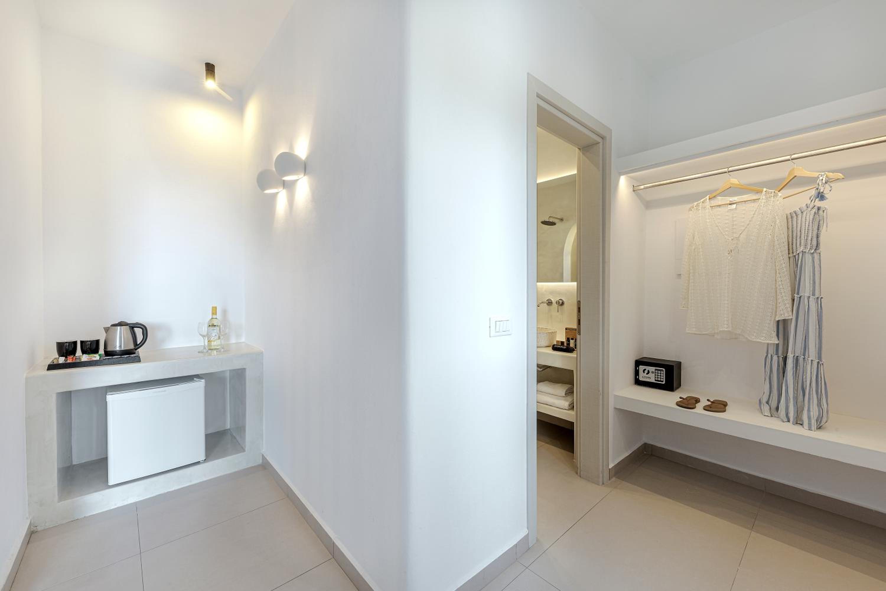 Standard King Room - Photo 7