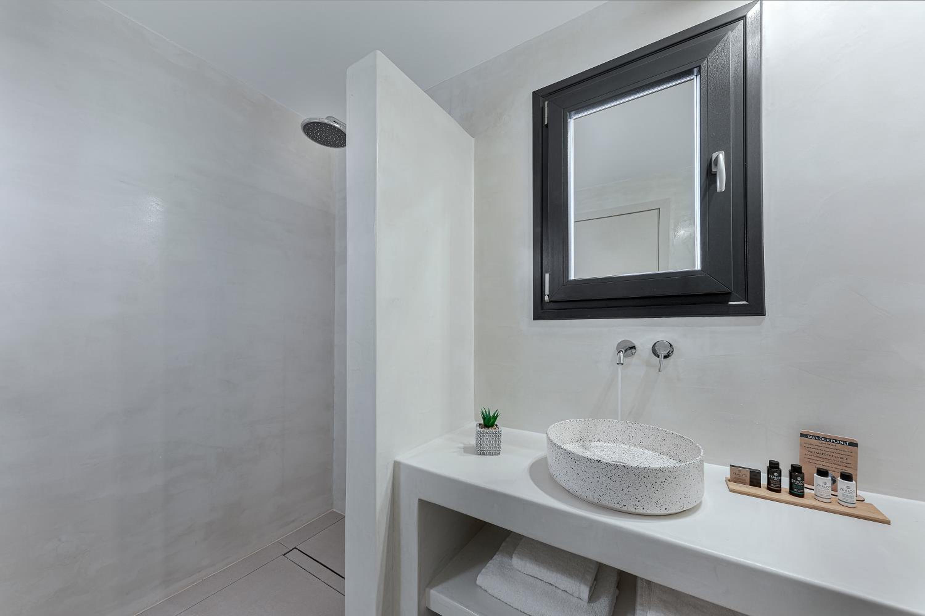 Superior Room with Outdoor Hot Tub - Photo 7