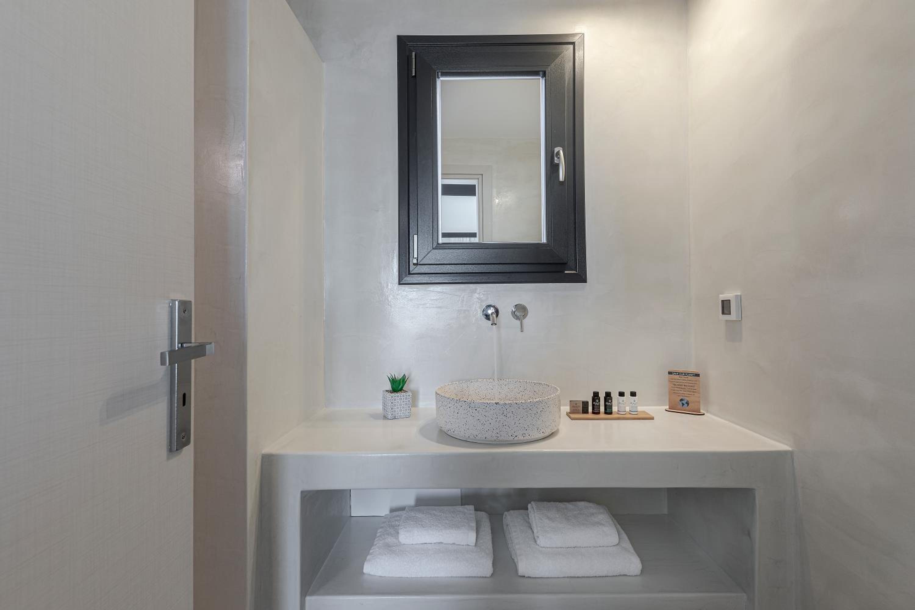 Superior Room with Outdoor Hot Tub - Photo 8