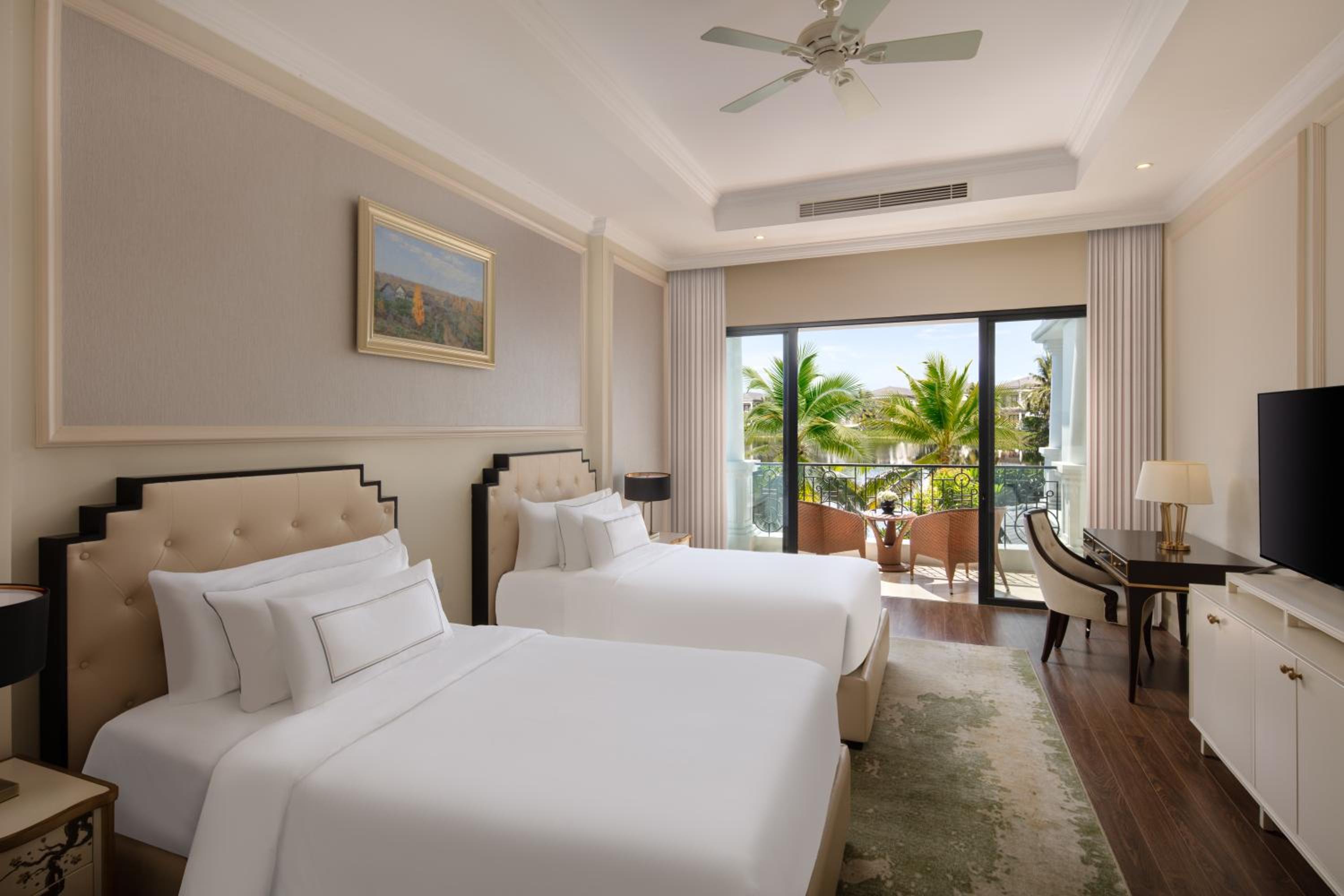 Three-Bedroom Villa with Lake View and Private Pool photo 3