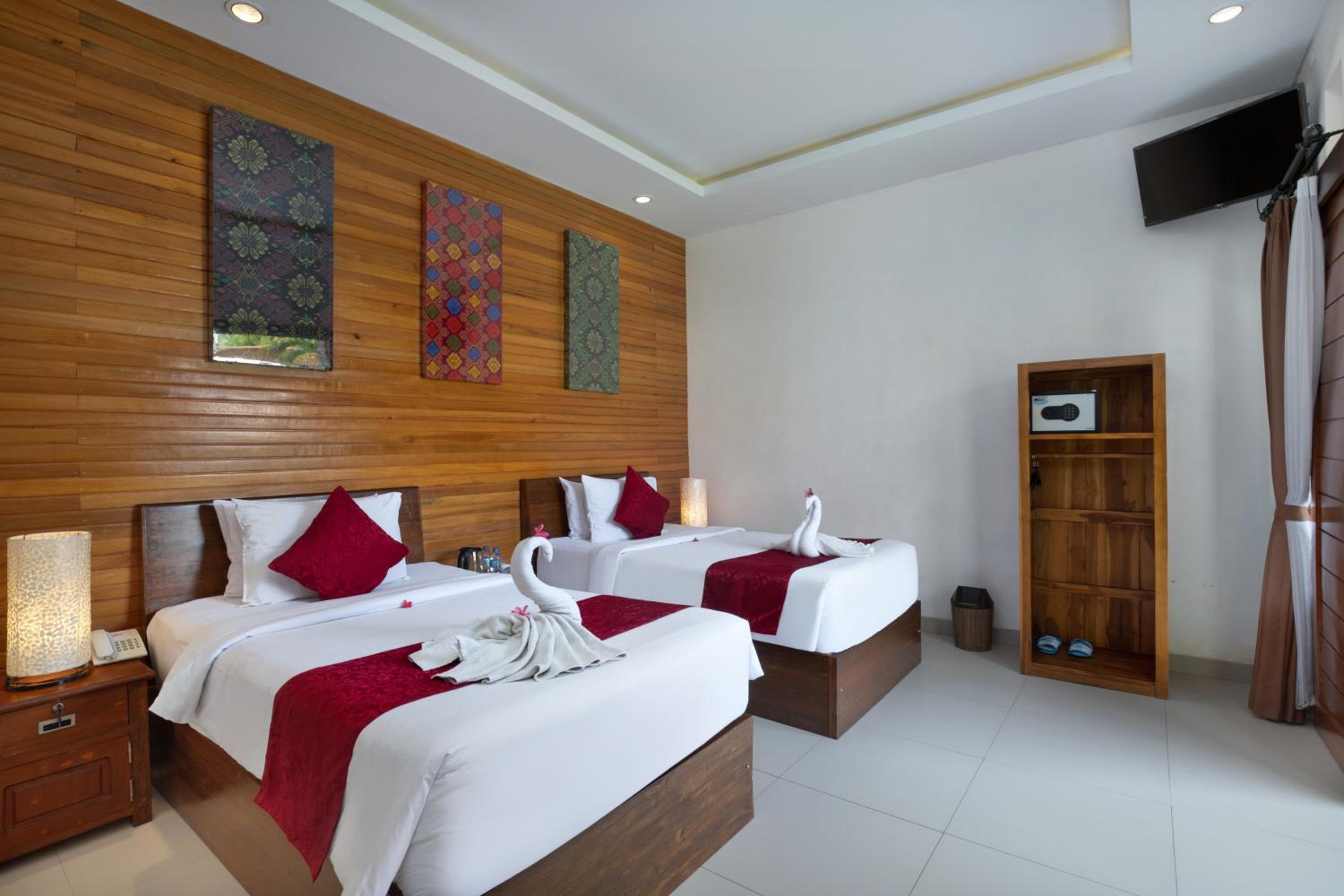 Deluxe Double or Twin Room with Pool View - Free Shuttle to Harbor photo 3