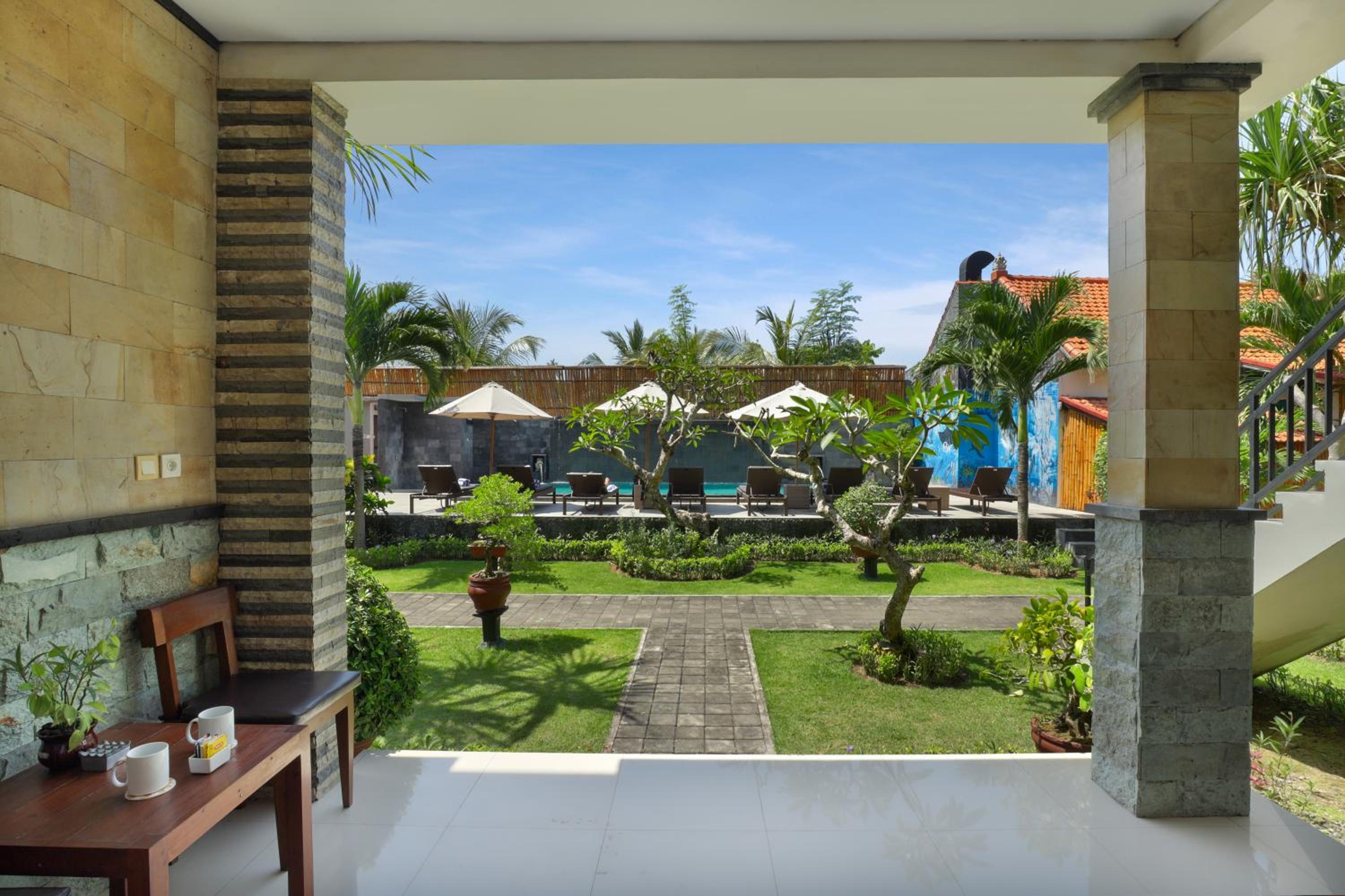 Deluxe Double or Twin Room with Pool View - Free Shuttle to Harbor photo 2