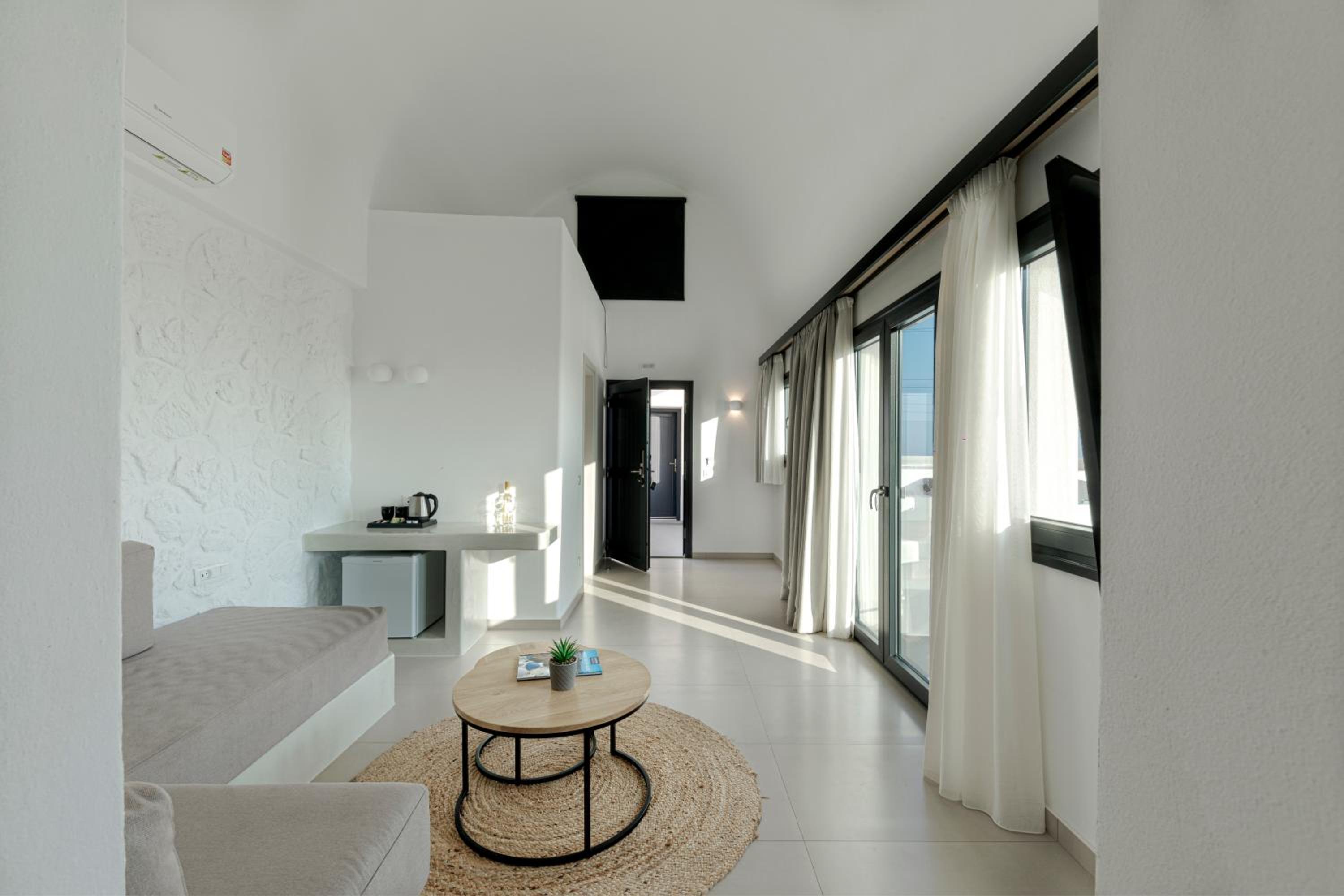 Luxury Suite with Outdoor Hot Tub - Photo 2
