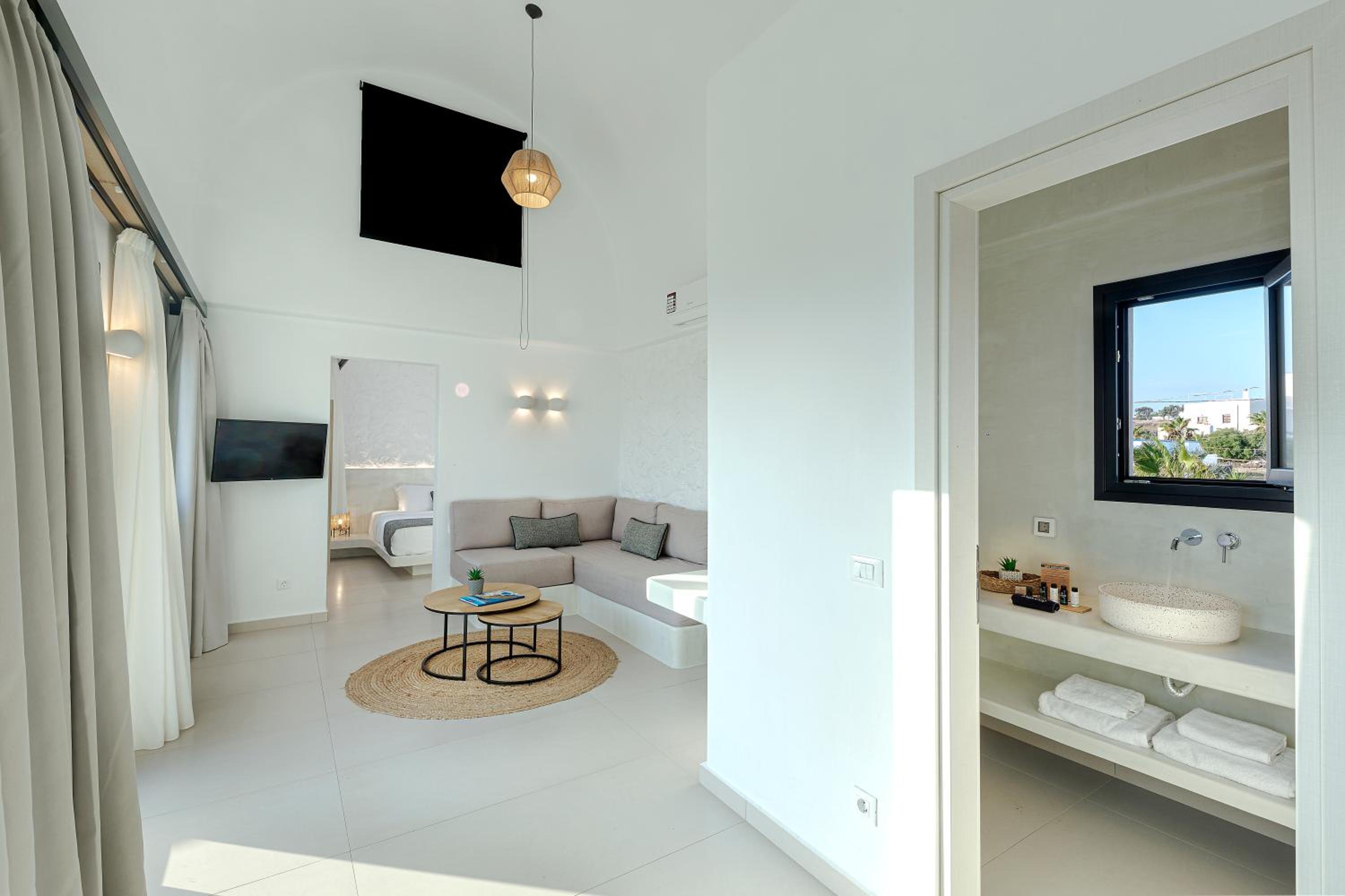 Luxury Suite with Outdoor Hot Tub - Photo 1