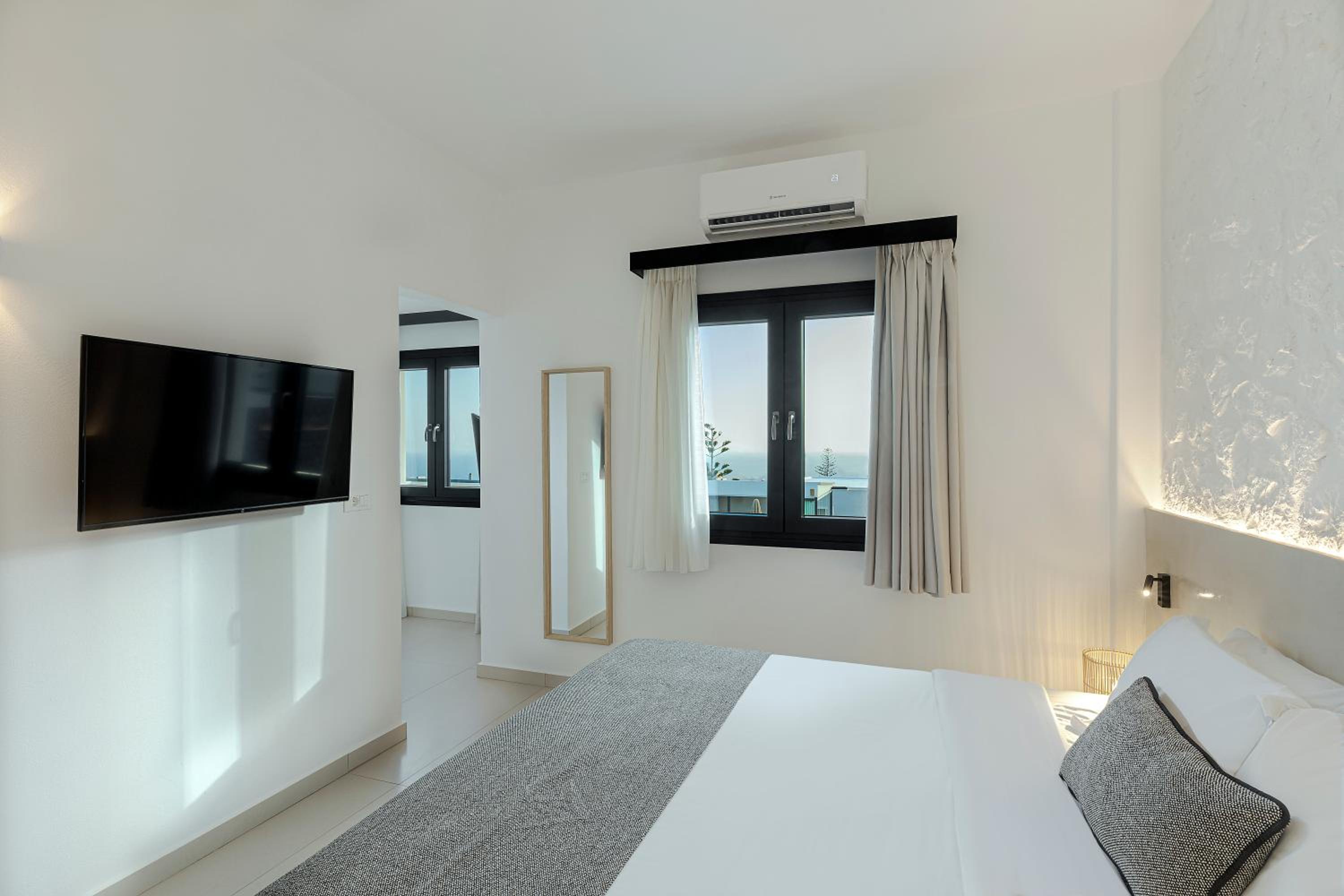 Luxury Suite with Outdoor Hot Tub - Photo 4
