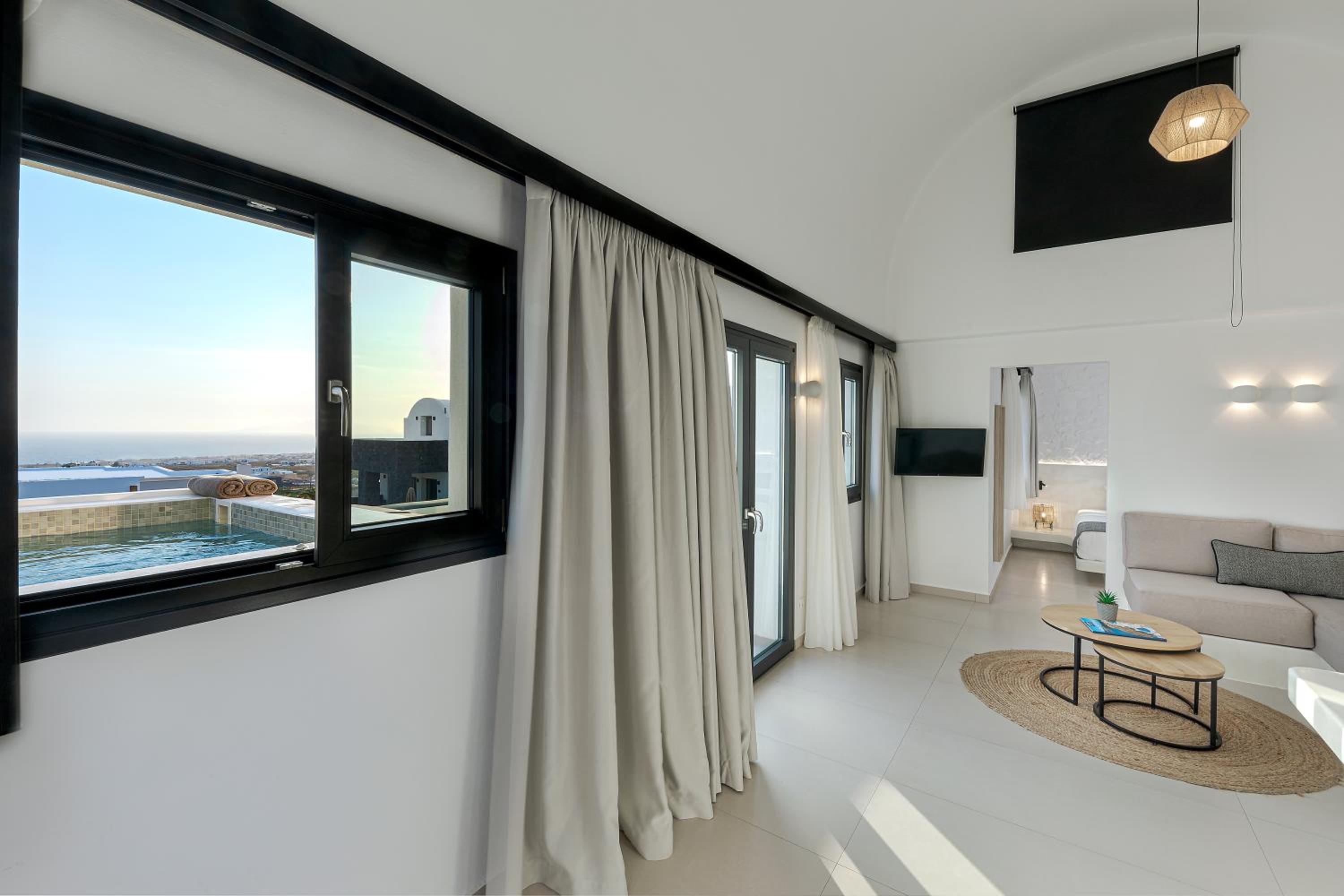 Luxury Suite with Outdoor Hot Tub - Photo 5