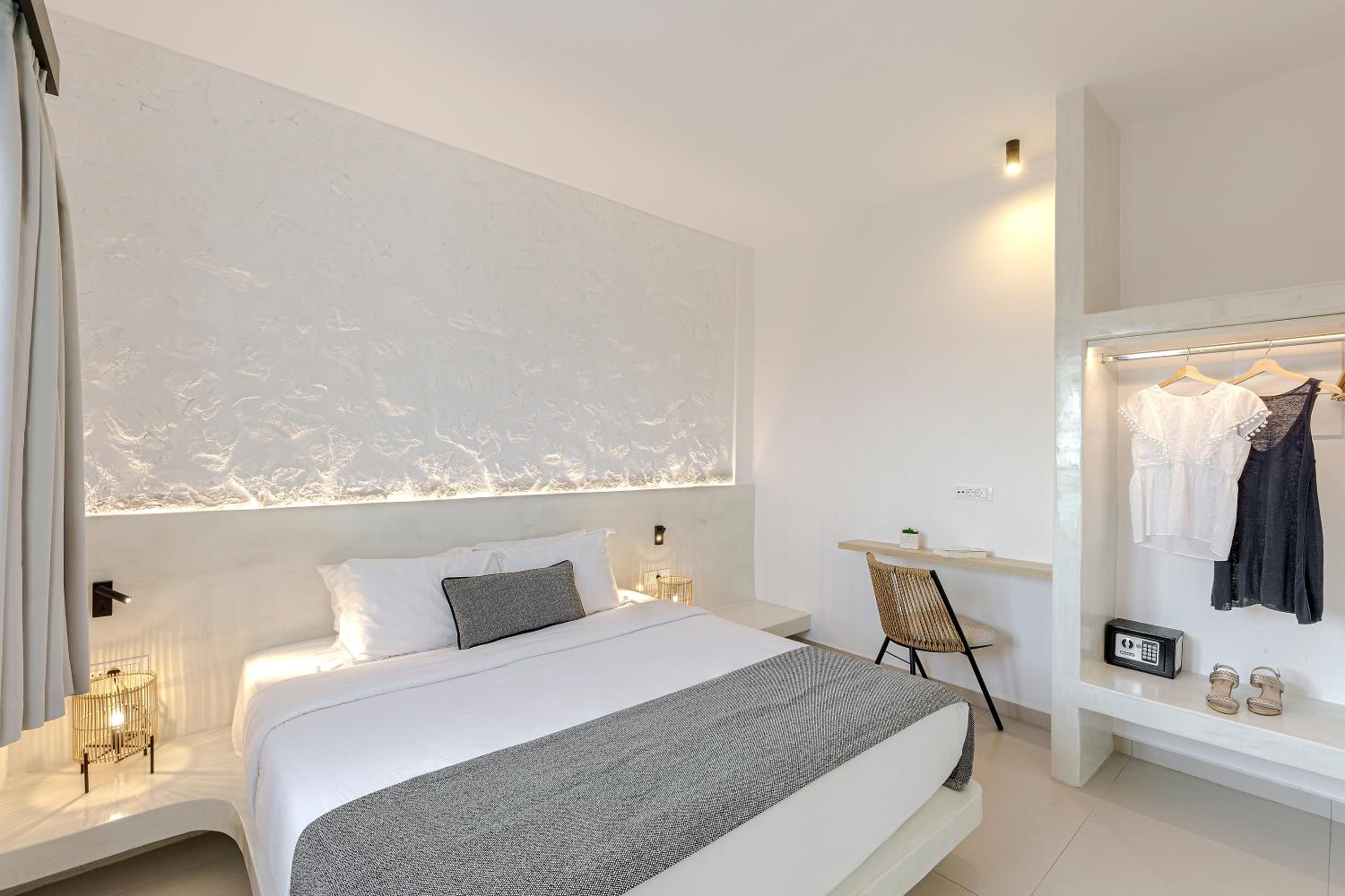 Luxury Suite with Outdoor Hot Tub - Photo 3