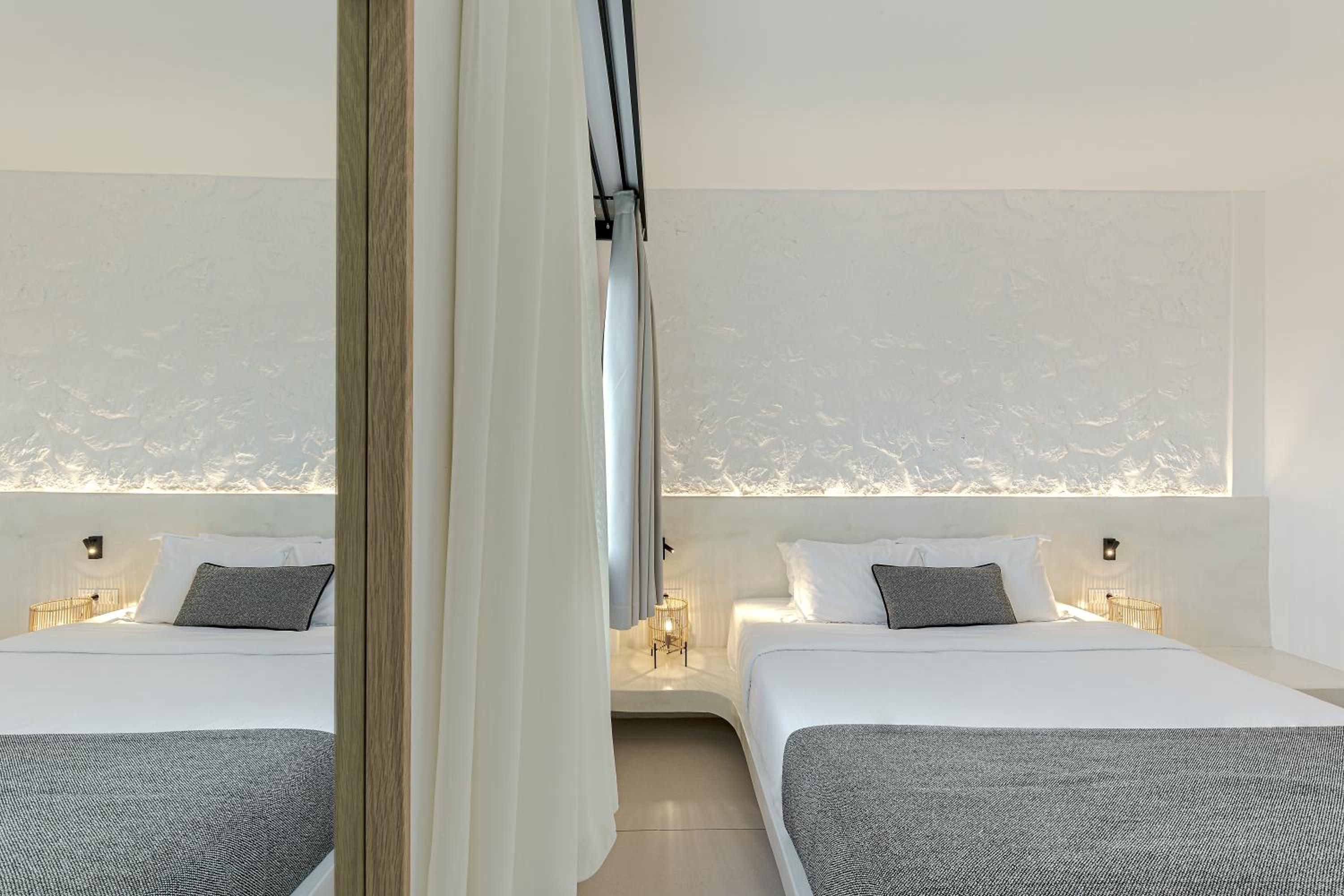 Luxury Suite with Outdoor Hot Tub - Photo 6