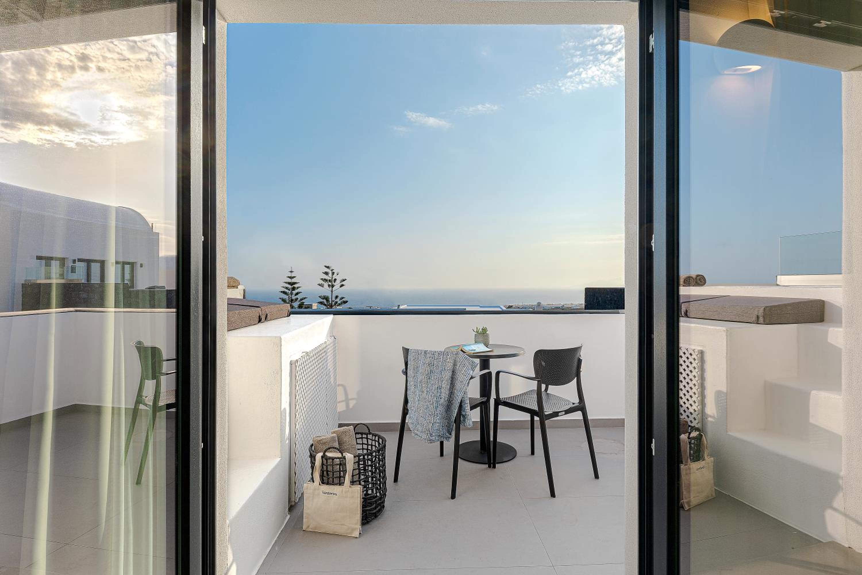Luxury Suite with Outdoor Hot Tub - Photo 8