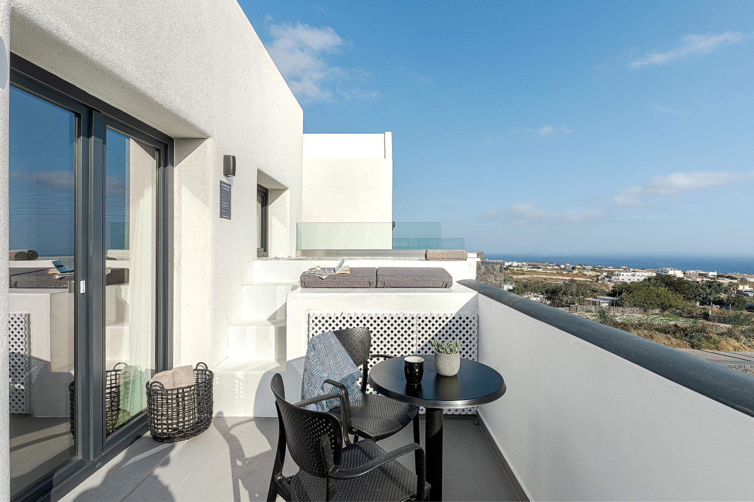 Luxury Suite with Outdoor Hot Tub - Photo 7