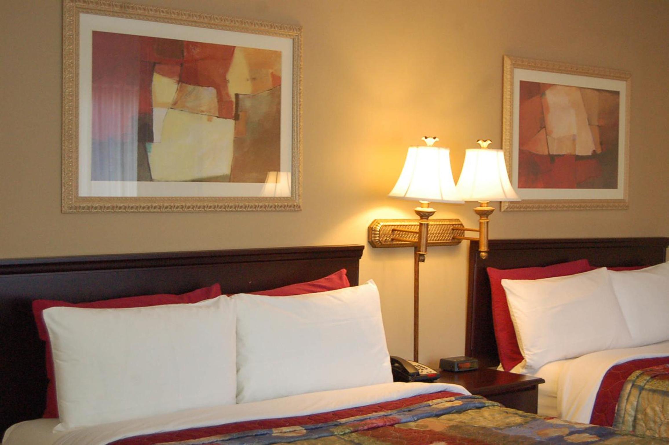 Queen Room with Two Queen Beds photo 3