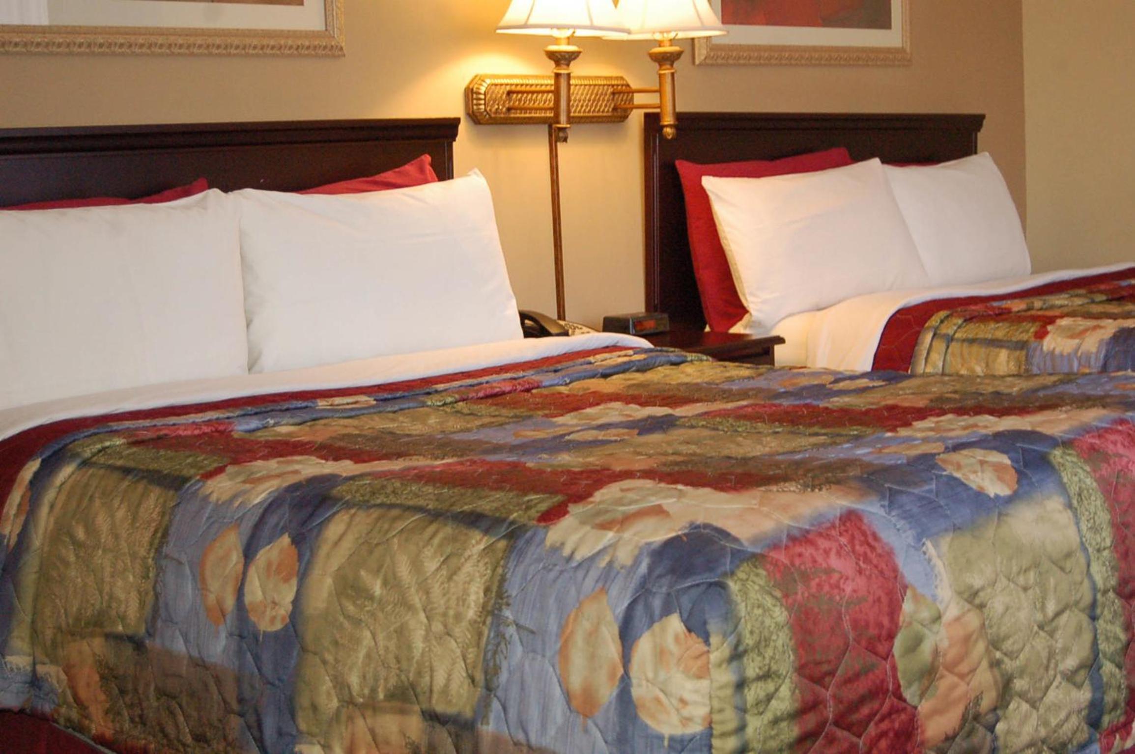 Queen Room with Two Queen Beds photo 2