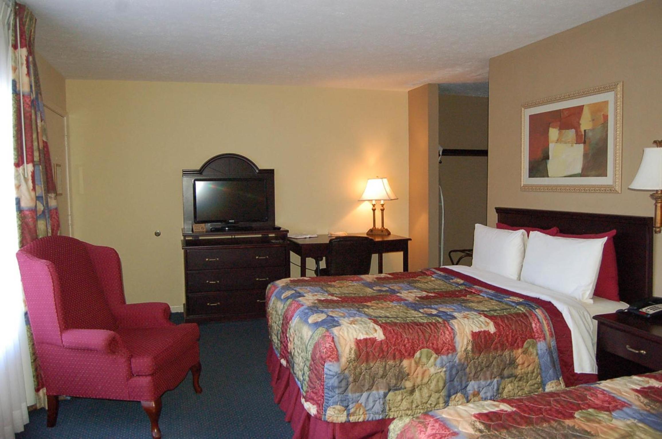 Queen Room with Two Queen Beds photo 1