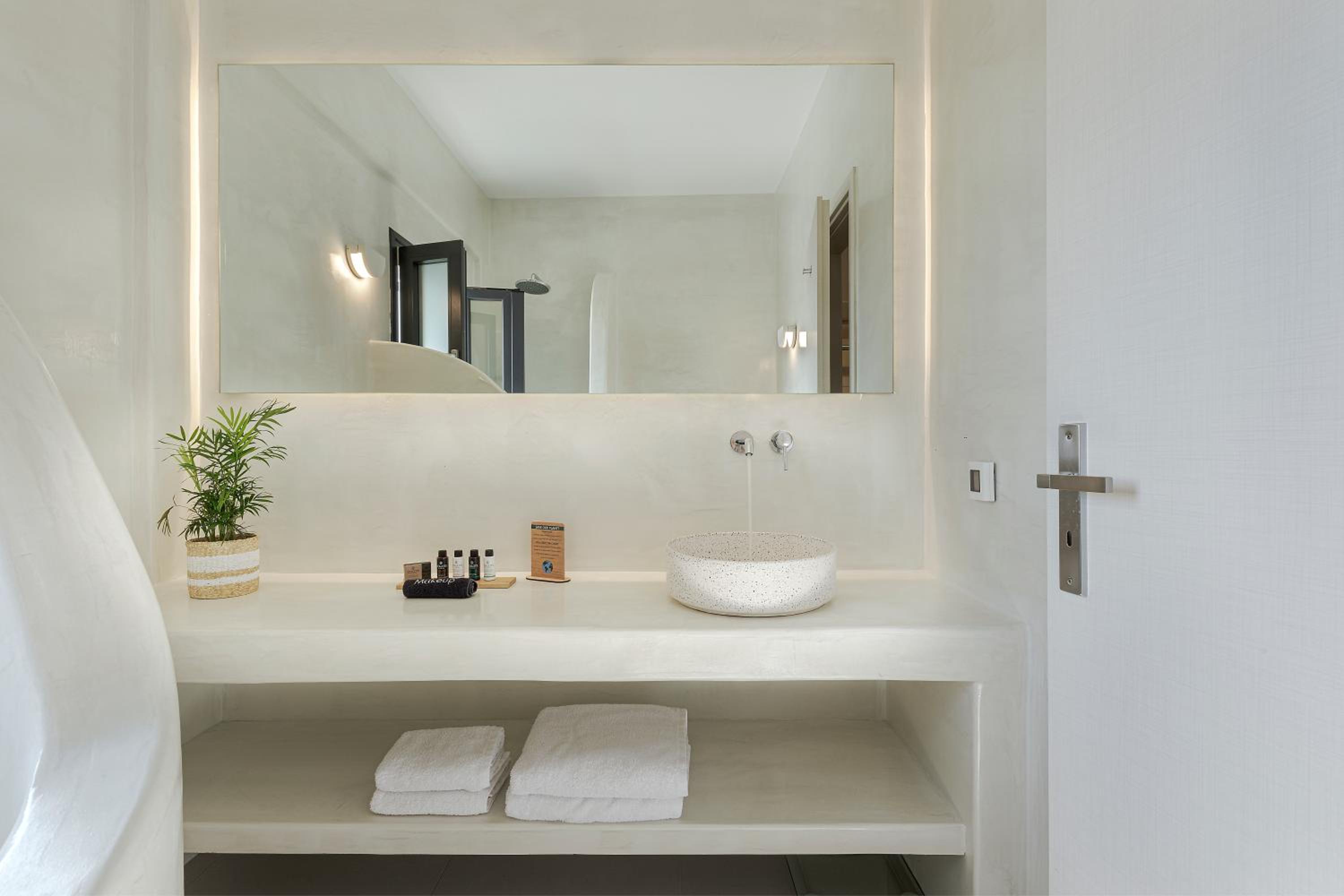 Deluxe Suite with Outdoor Hot Tub - Photo 9