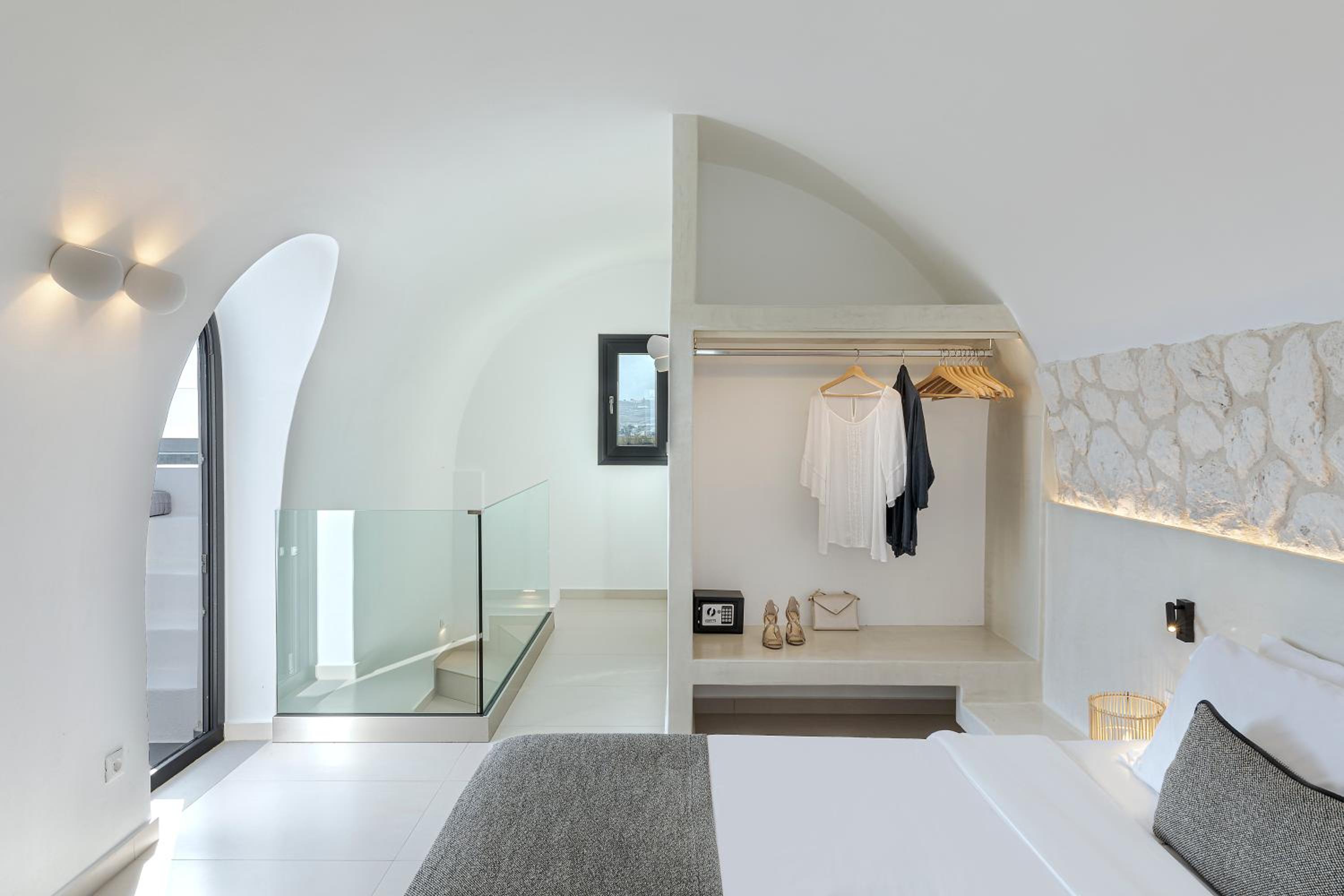 Deluxe Suite with Outdoor Hot Tub - Photo 6