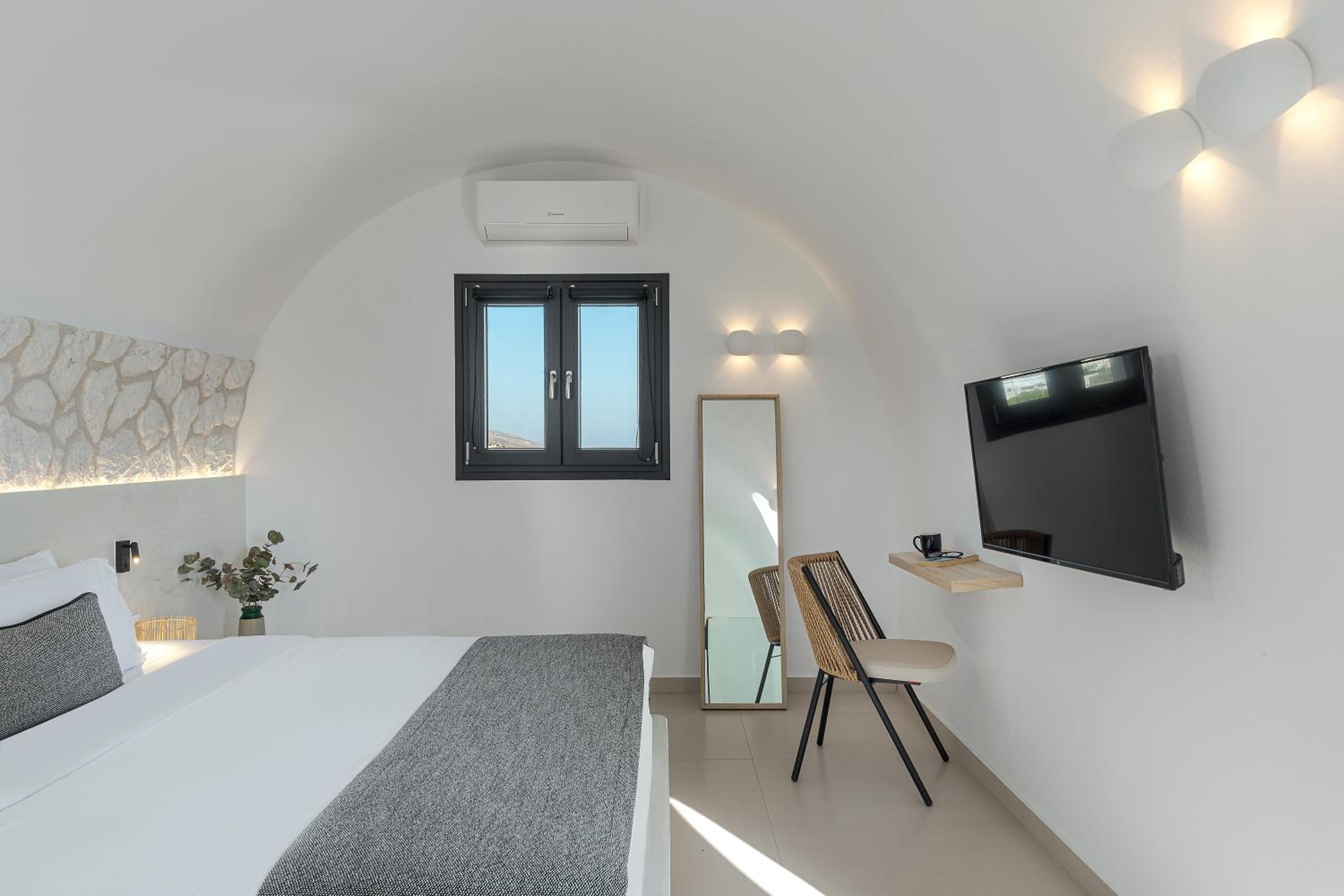 Deluxe Suite with Outdoor Hot Tub - Photo 5